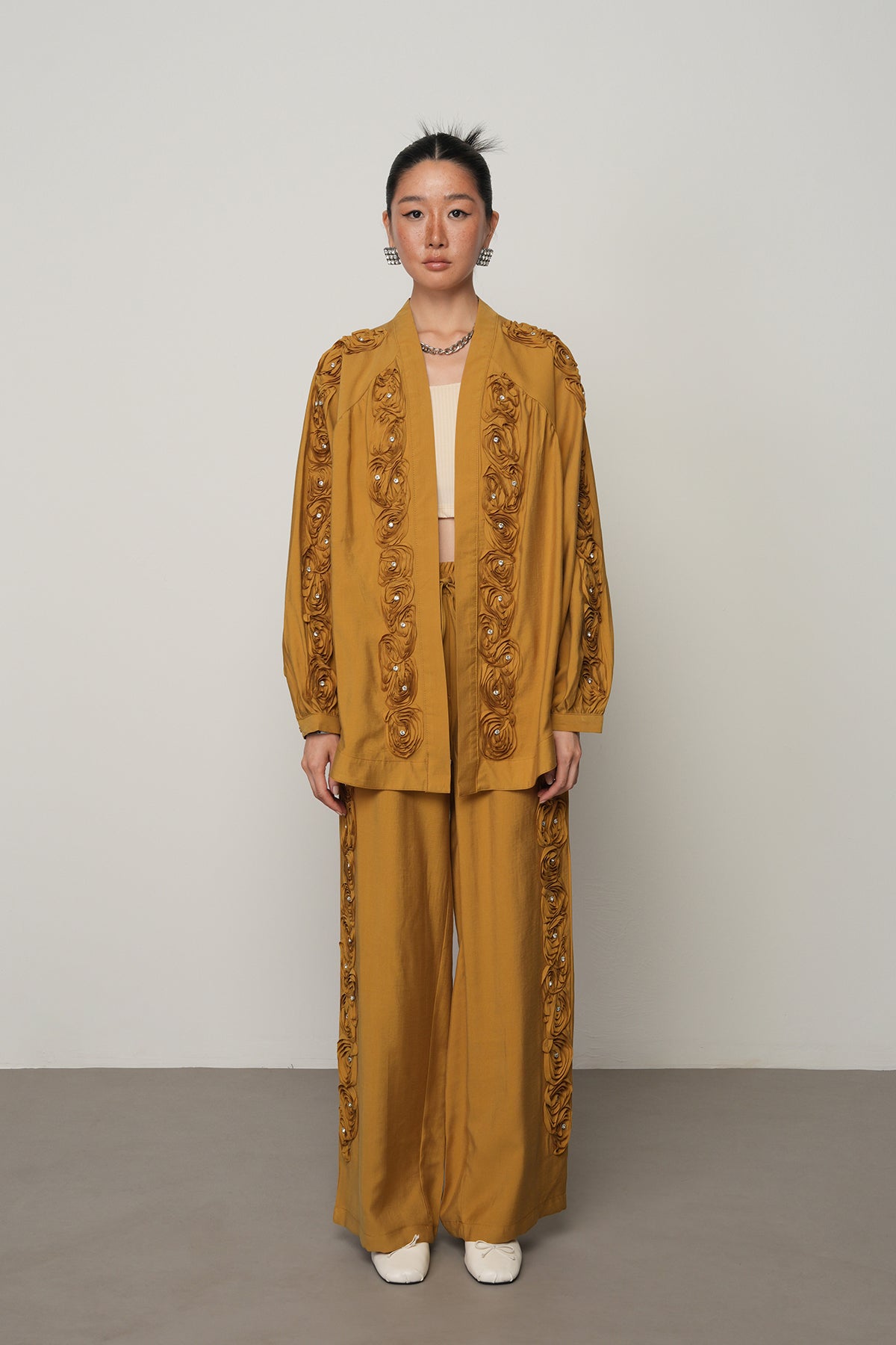 Toptan satışa uygun gül ve taş detaylı oversize kadın kimono, tesettür uyumlu şık dış giyim