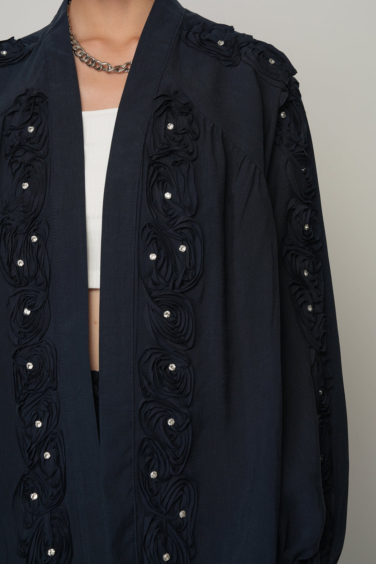 Toptan satışa uygun gül ve taş detaylı oversize kadın kimono, tesettür uyumlu şık dış giyim