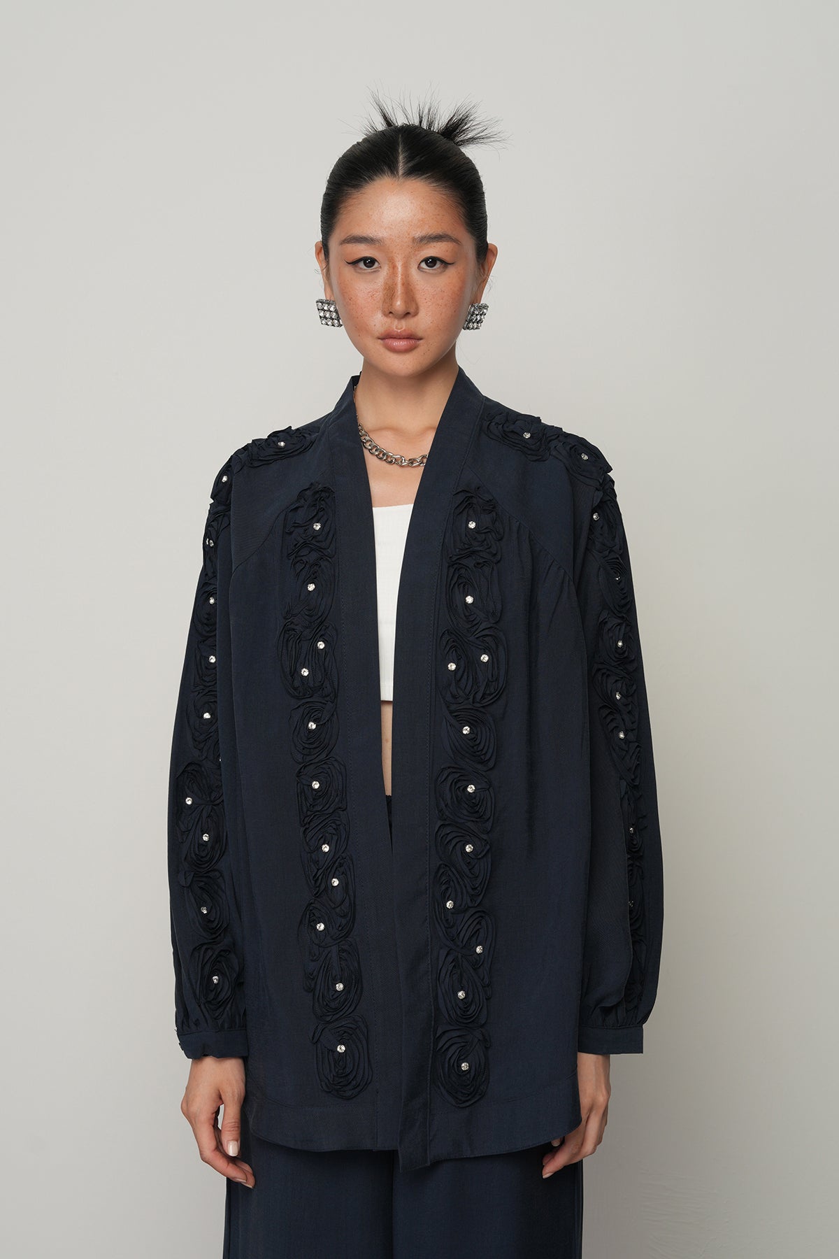 Toptan satışa uygun gül ve taş detaylı oversize kadın kimono, tesettür uyumlu şık dış giyim
