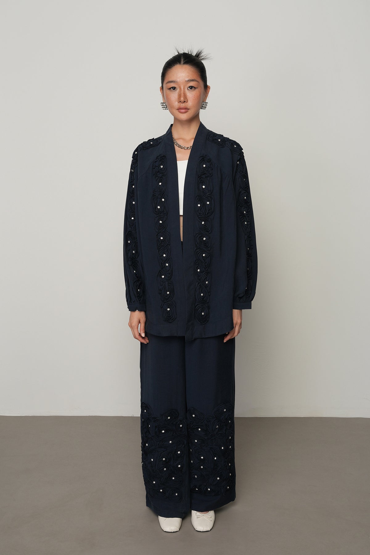 Toptan satışa uygun gül ve taş detaylı oversize kadın kimono, tesettür uyumlu şık dış giyim