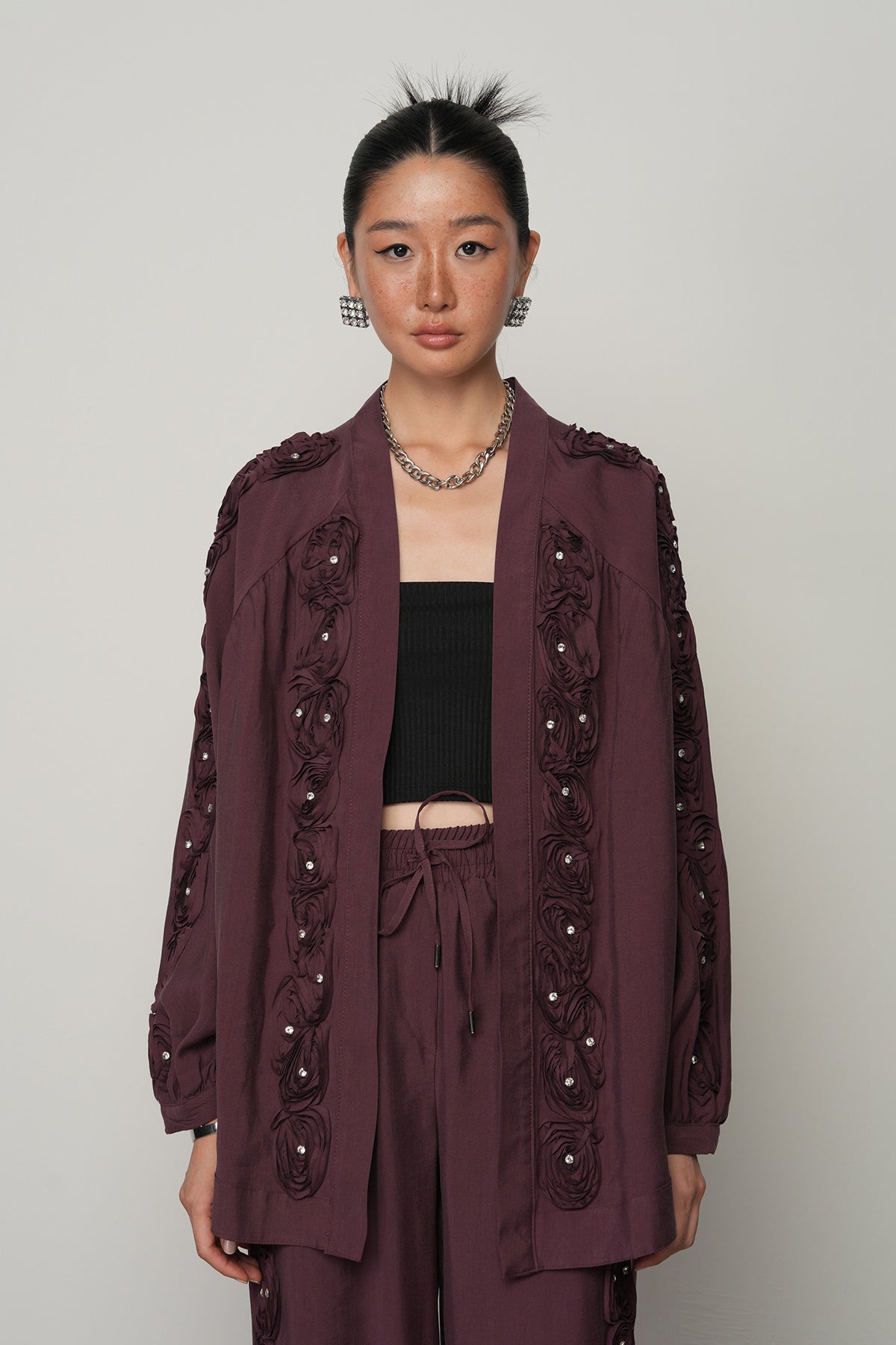 Toptan satışa uygun gül ve taş detaylı oversize kadın kimono, tesettür uyumlu şık dış giyim