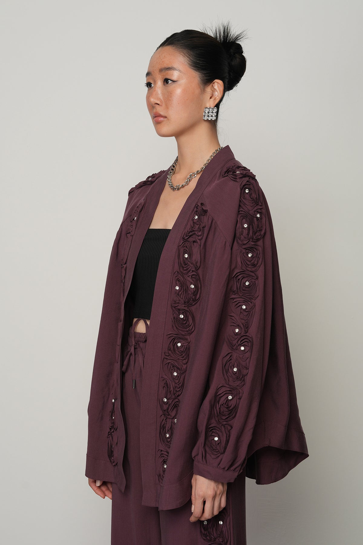 Toptan satışa uygun gül ve taş detaylı oversize kadın kimono, tesettür uyumlu şık dış giyim