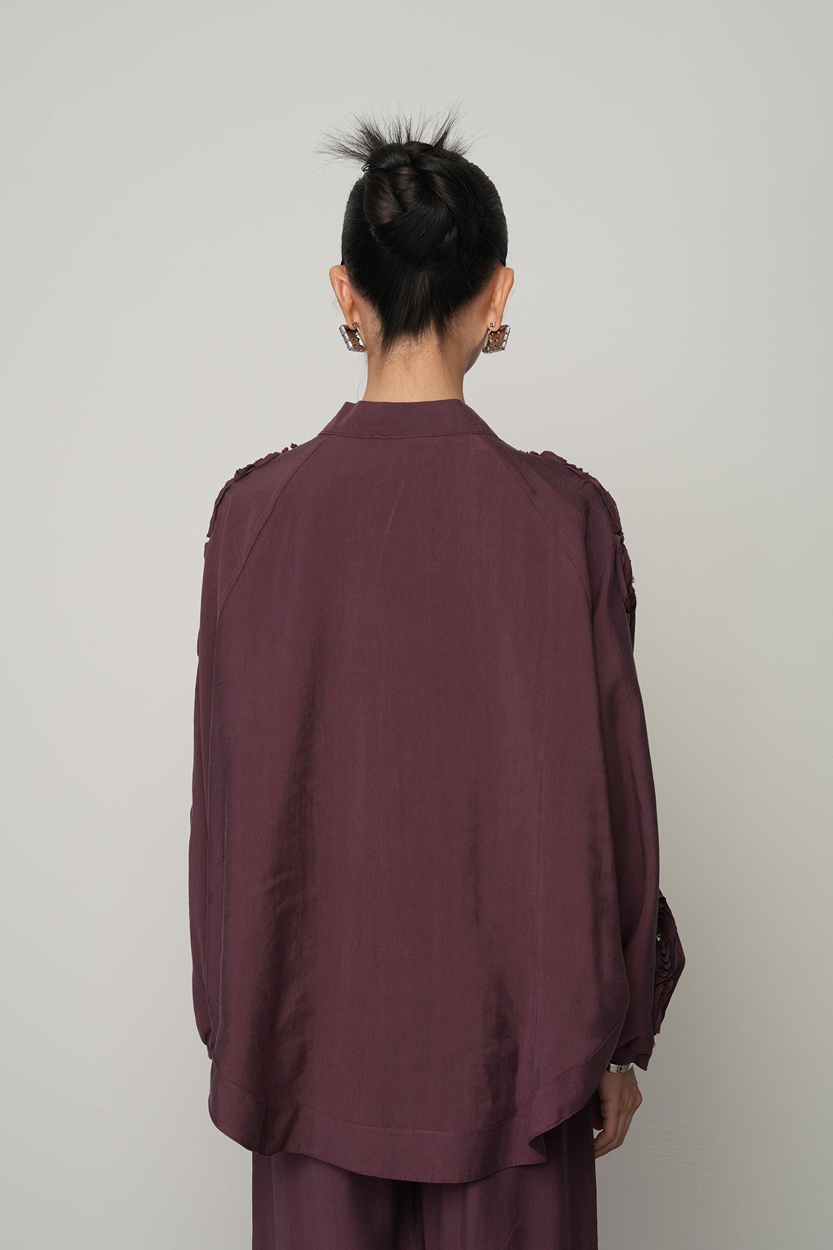 Toptan satışa uygun gül ve taş detaylı oversize kadın kimono, tesettür uyumlu şık dış giyim