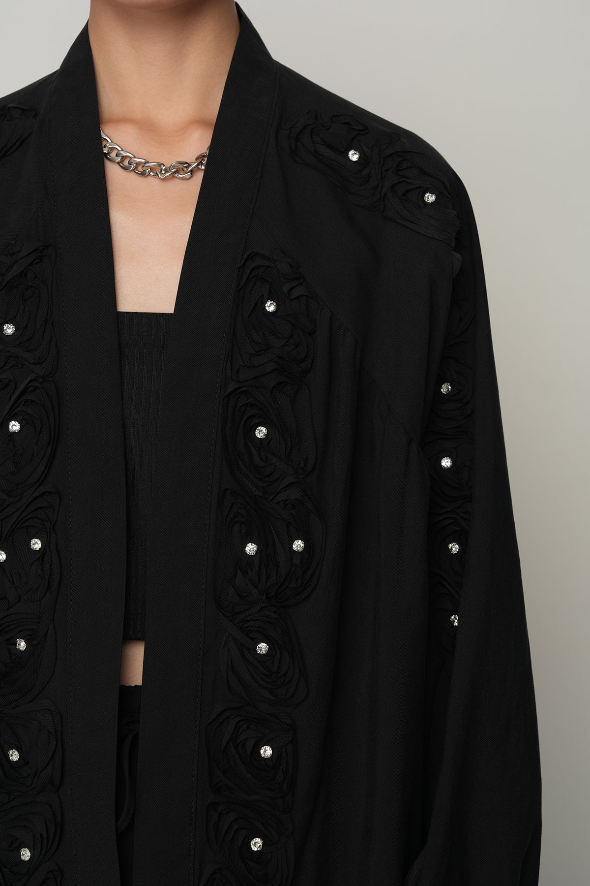Toptan satışa uygun gül ve taş detaylı oversize kadın kimono, tesettür uyumlu şık dış giyim