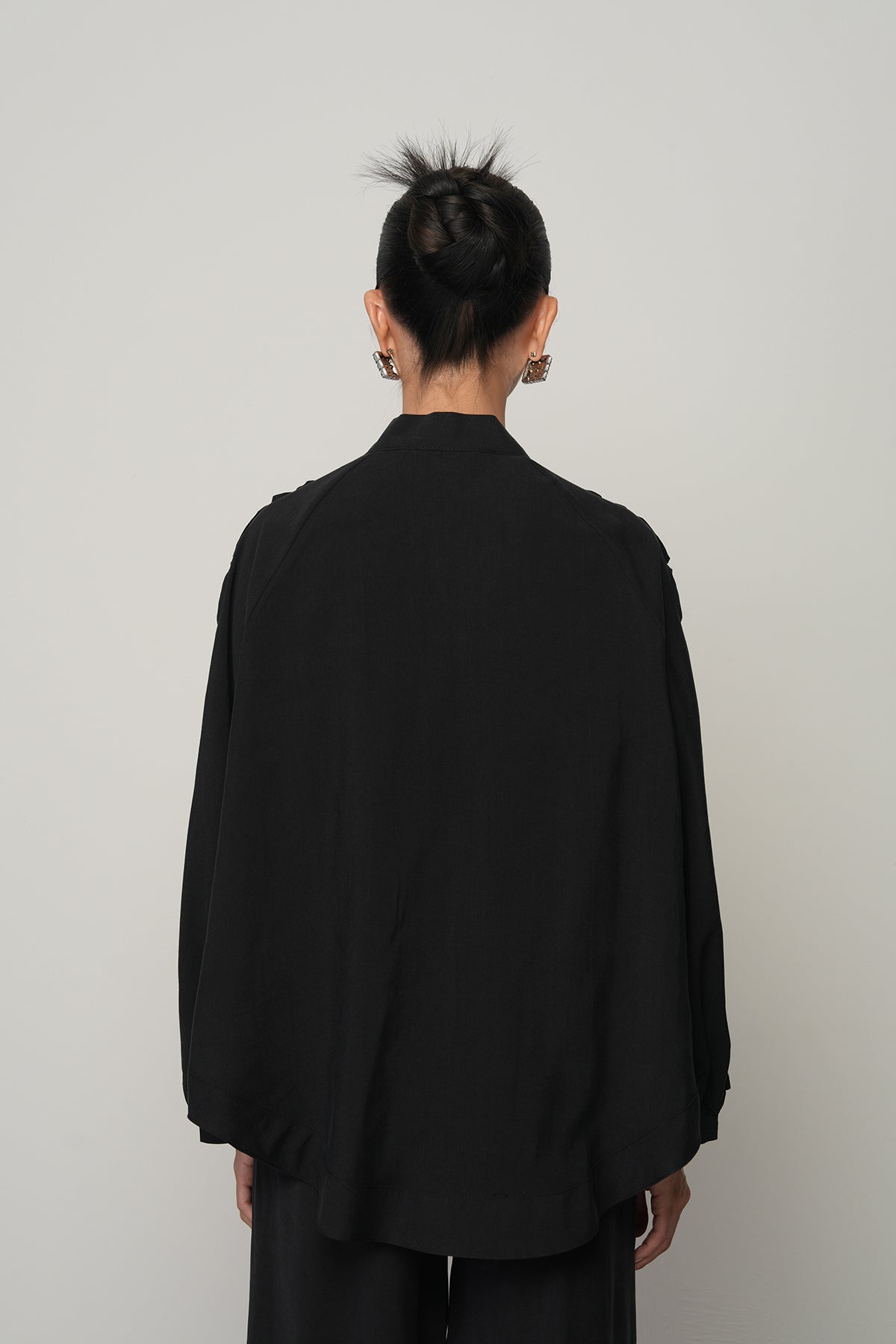 Toptan satışa uygun gül ve taş detaylı oversize kadın kimono, tesettür uyumlu şık dış giyim