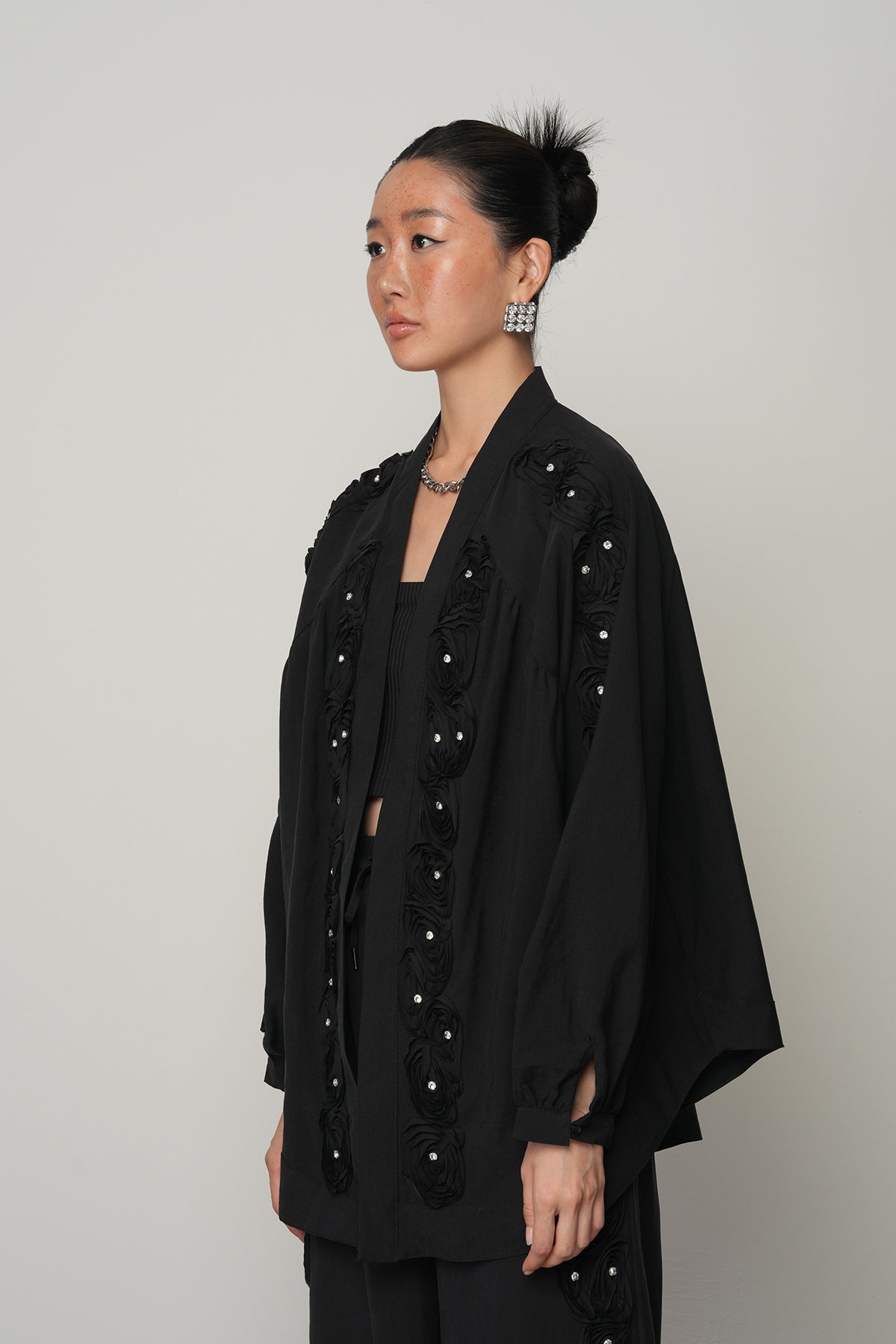 Toptan satışa uygun gül ve taş detaylı oversize kadın kimono, tesettür uyumlu şık dış giyim