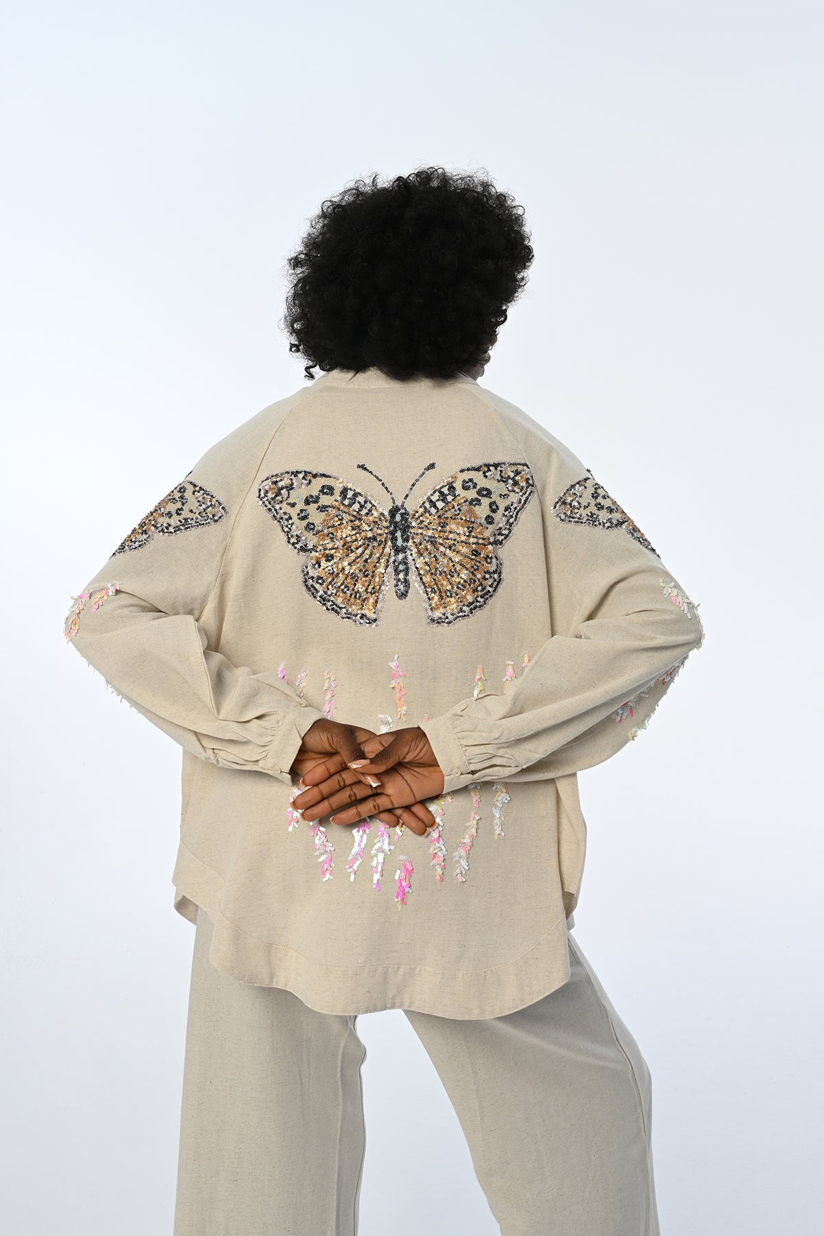 Kelebek nakış işlemeli, oversize kesim kimono. Viskon ve keten karışımı kumaştan üretilmiş, toptan satışa uygun kadın kimono modeli.