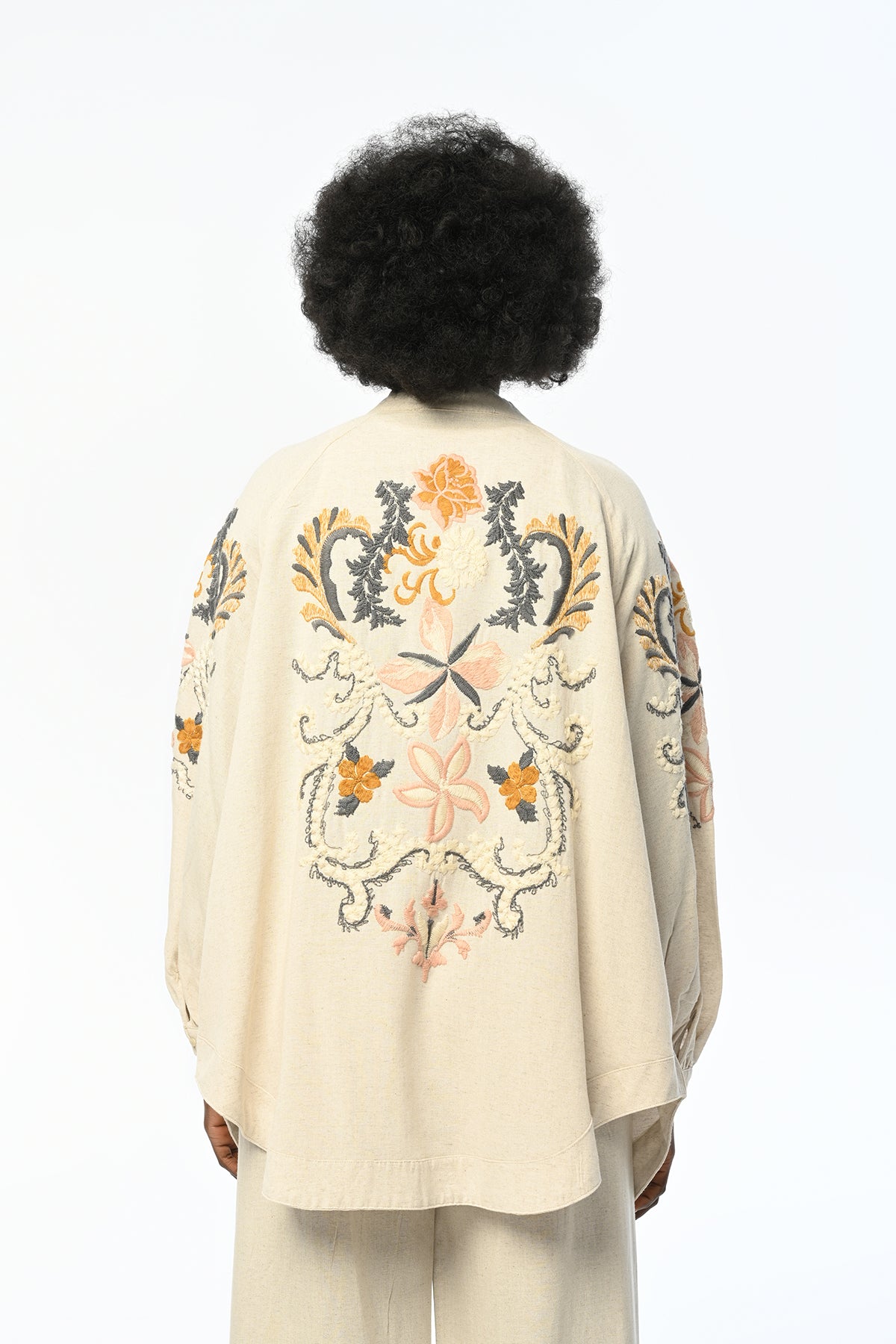 Nakış işlemeli, oversize kesim kimono. Viskon ve keten karışımı kumaştan üretilmiş, toptan satışa uygun kadın kimono modeli.