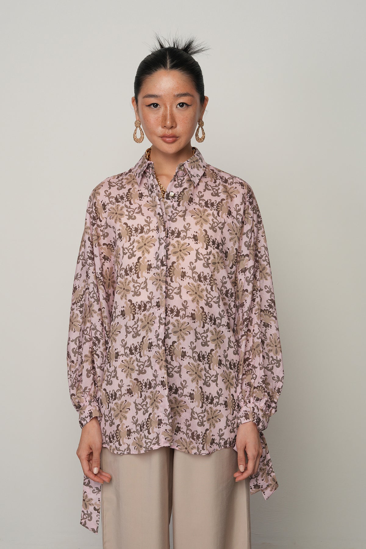 Oversize kesim, koldan bağlamalı, çiçek desenli, ince viskon kumaş gömlek. Toptan satışa uygun kadın gömlek modeli.