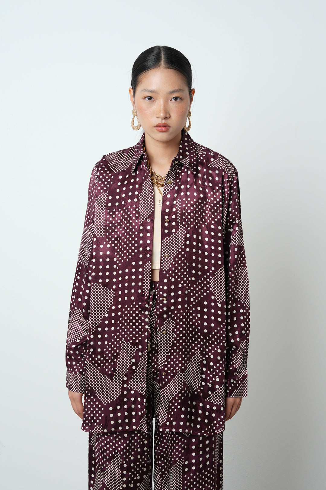 Puan desenli bordo oversize saten kadın gömlek, %63 rayon kumaş