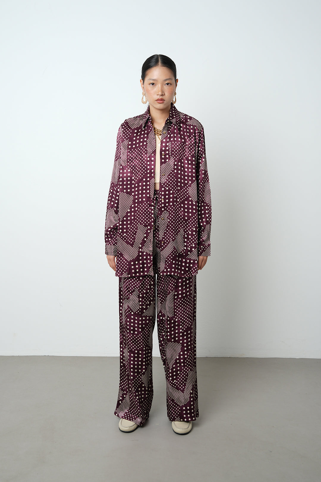 Puan desenli bordo oversize saten kadın gömlek, %63 rayon kumaş