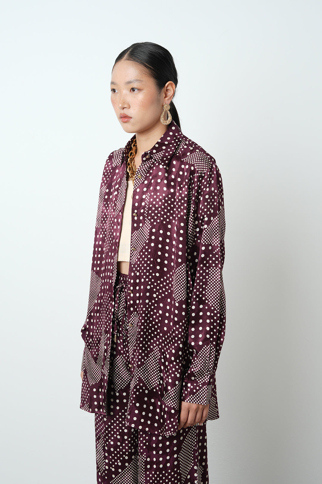 Puan desenli bordo oversize saten kadın gömlek, %63 rayon kumaş
