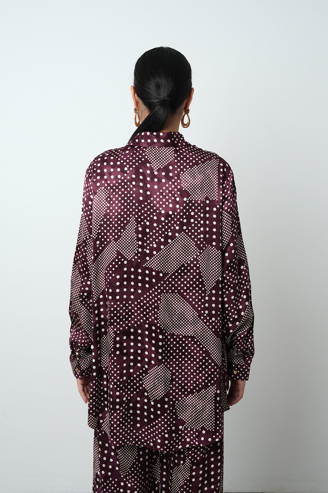 Puan desenli bordo oversize saten kadın gömlek, %63 rayon kumaş