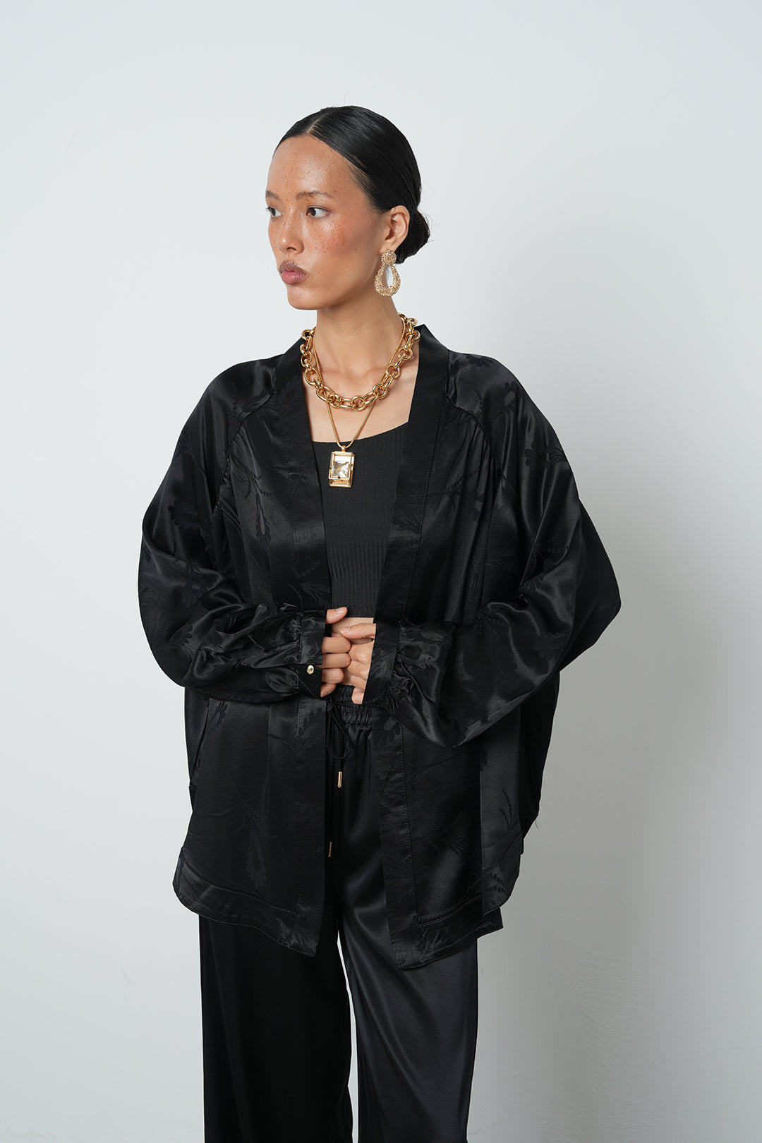 Siyah çiçek desenli jakarlı kadın kimono - oversize kesim, toptan satışa uygun