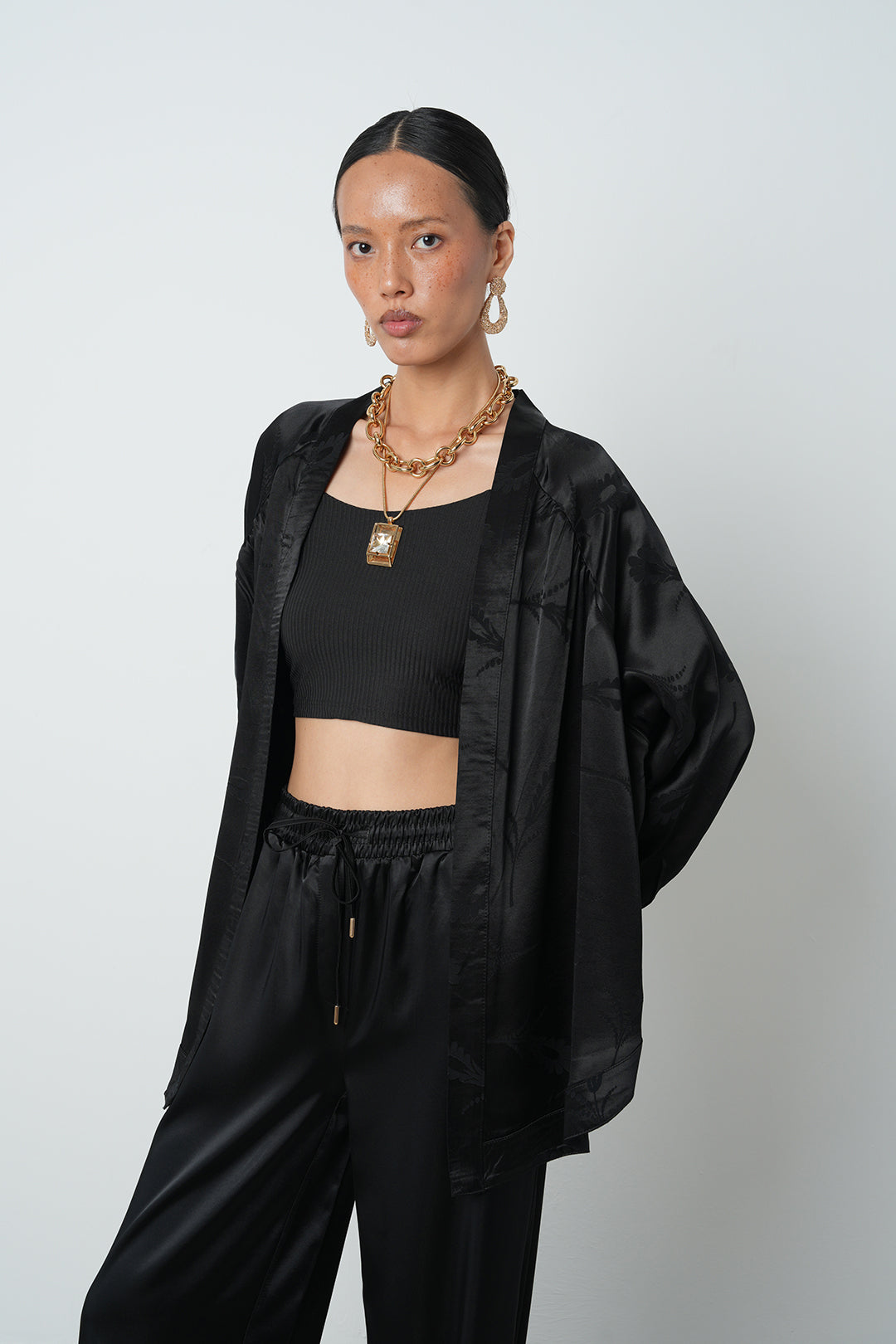 Siyah çiçek desenli jakarlı kadın kimono - oversize kesim, toptan satışa uygun
