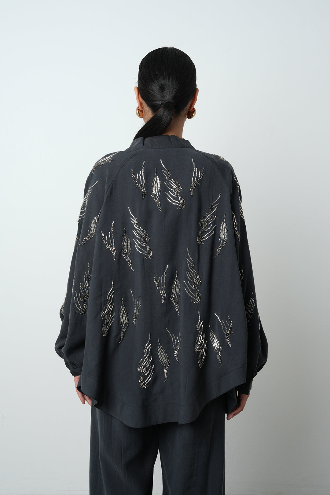 Arkası ve kolları taş işlemeli oversize kadın kimono – günlük ve tesettür giyime uygun, toptan satış için ideal ürün