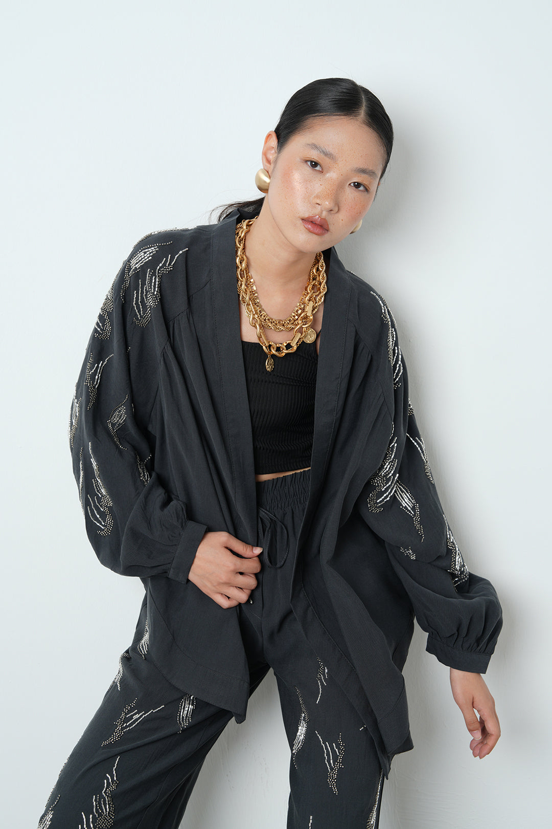 Arkası ve kolları taş işlemeli oversize kadın kimono – günlük ve tesettür giyime uygun, toptan satış için ideal ürün