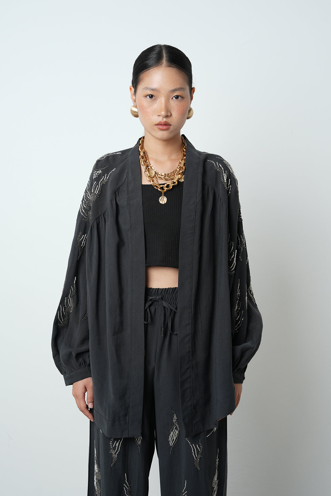 Arkası ve kolları taş işlemeli oversize kadın kimono – günlük ve tesettür giyime uygun, toptan satış için ideal ürün