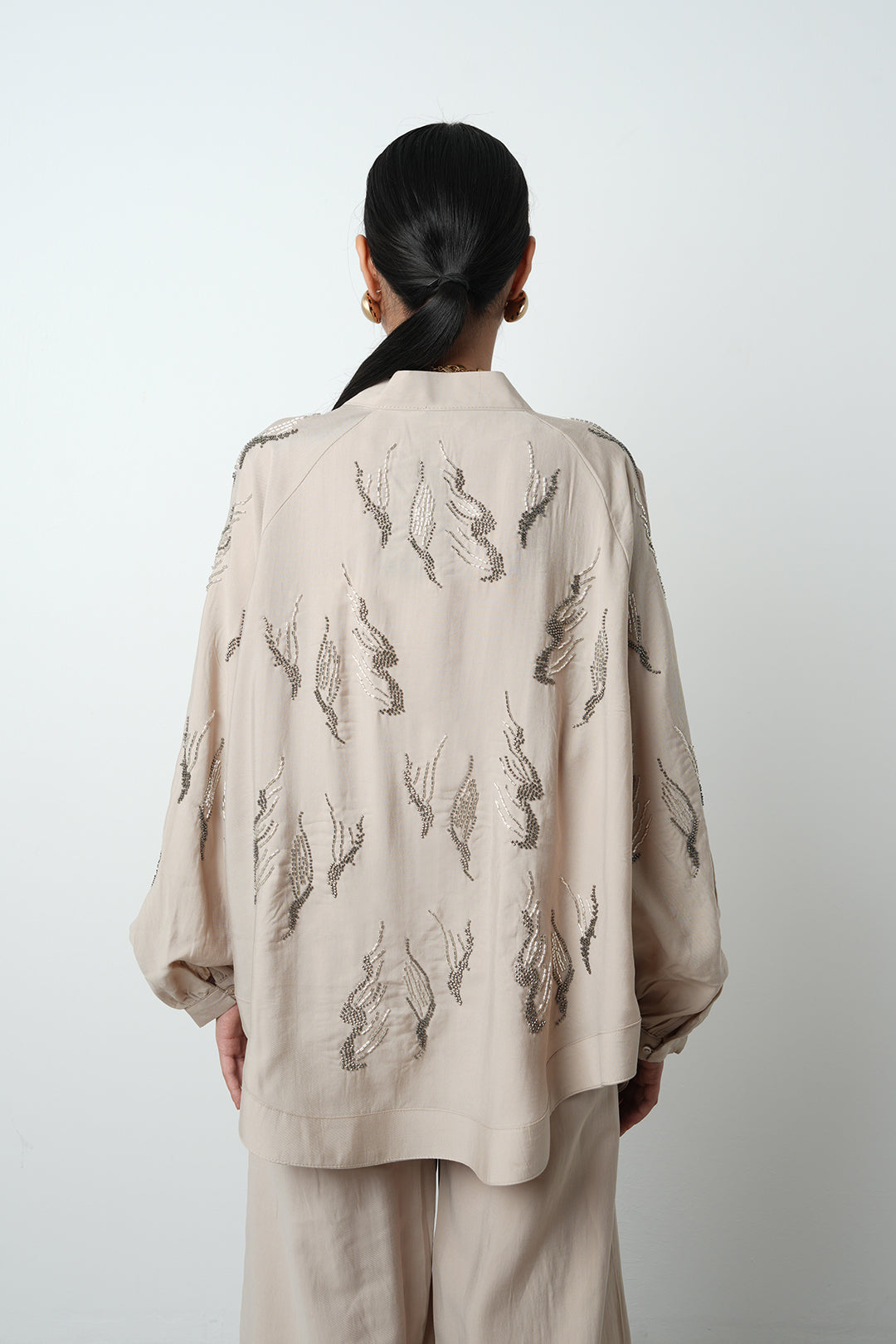 Arkası ve kolları taş işlemeli oversize kadın kimono – günlük ve tesettür giyime uygun, toptan satış için ideal ürün