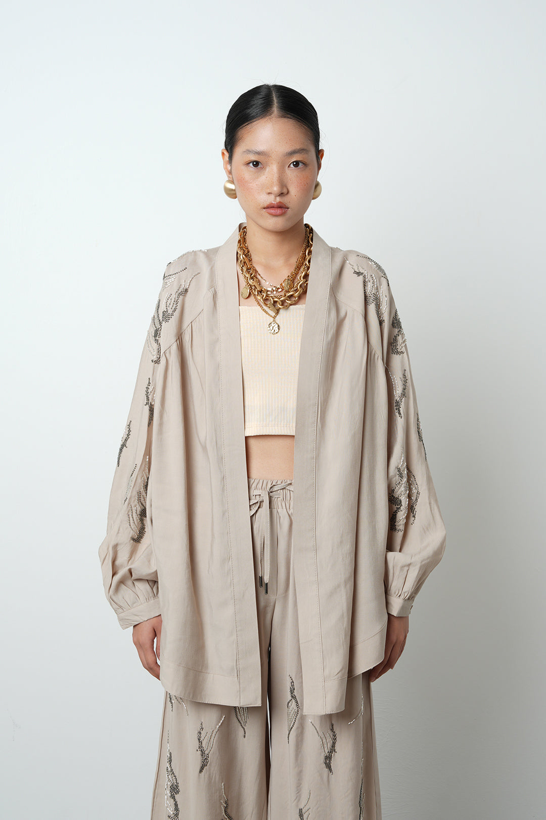 Arkası ve kolları taş işlemeli oversize kadın kimono – günlük ve tesettür giyime uygun, toptan satış için ideal ürün
