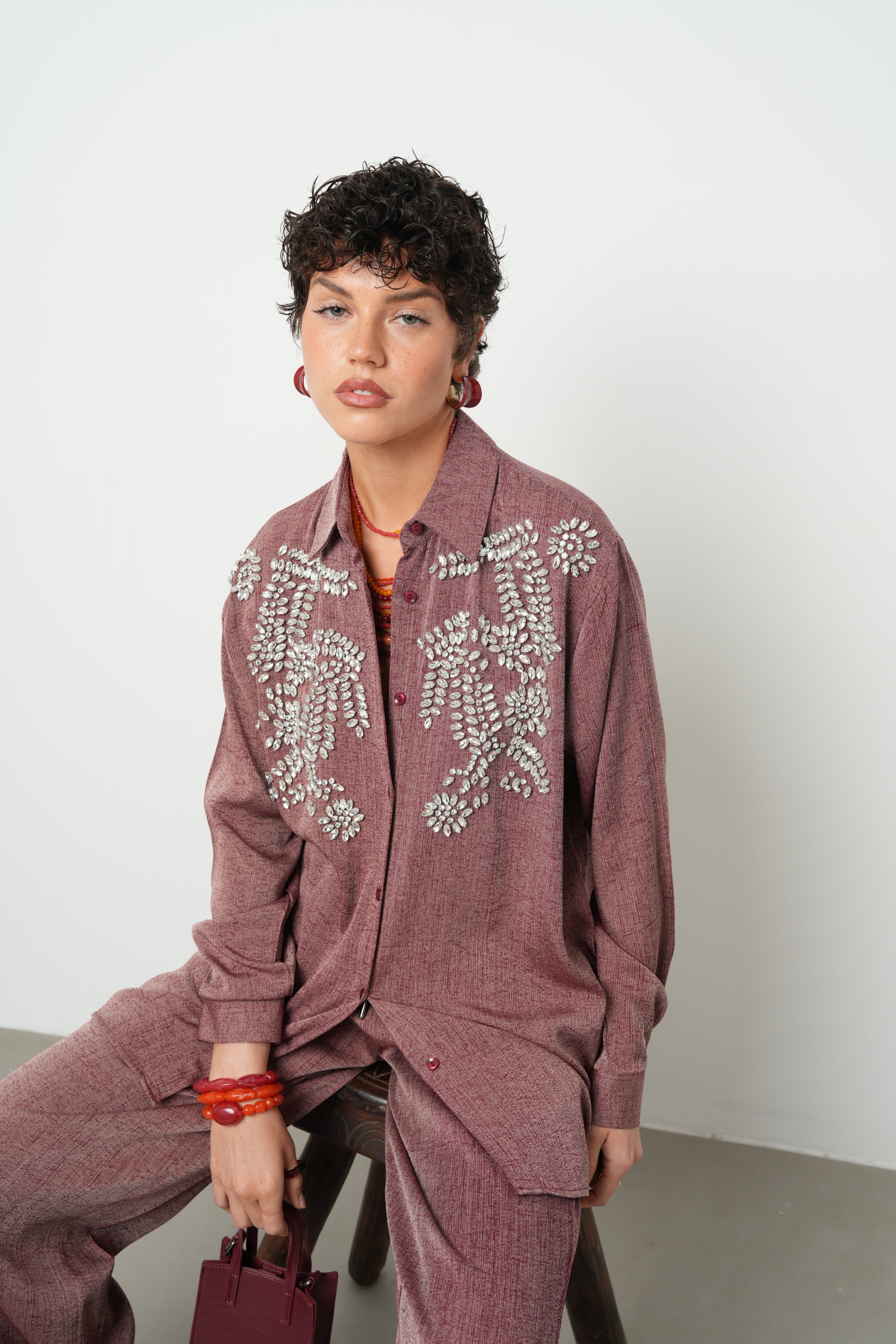 Taş işlemeli, robalı bordo oversize kadın gömlek – toptan