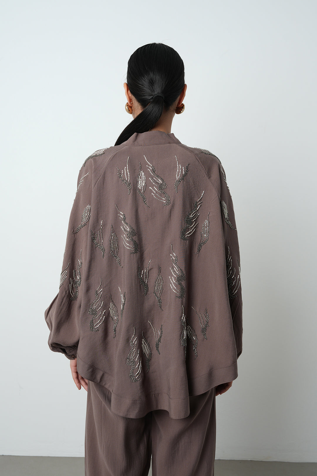 Arkası ve kolları taş işlemeli oversize kadın kimono – günlük ve tesettür giyime uygun, toptan satış için ideal ürün