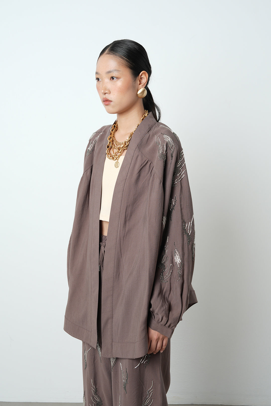 Arkası ve kolları taş işlemeli oversize kadın kimono – günlük ve tesettür giyime uygun, toptan satış için ideal ürün