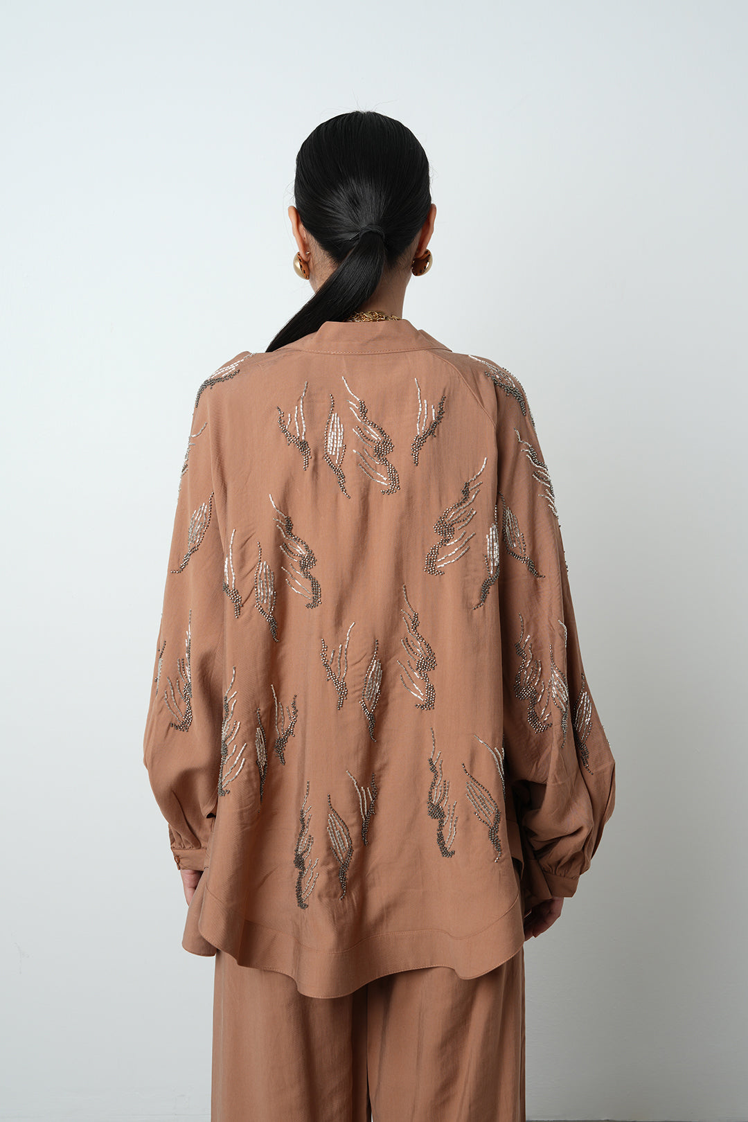 Arkası ve kolları taş işlemeli oversize kadın kimono – günlük ve tesettür giyime uygun, toptan satış için ideal ürün