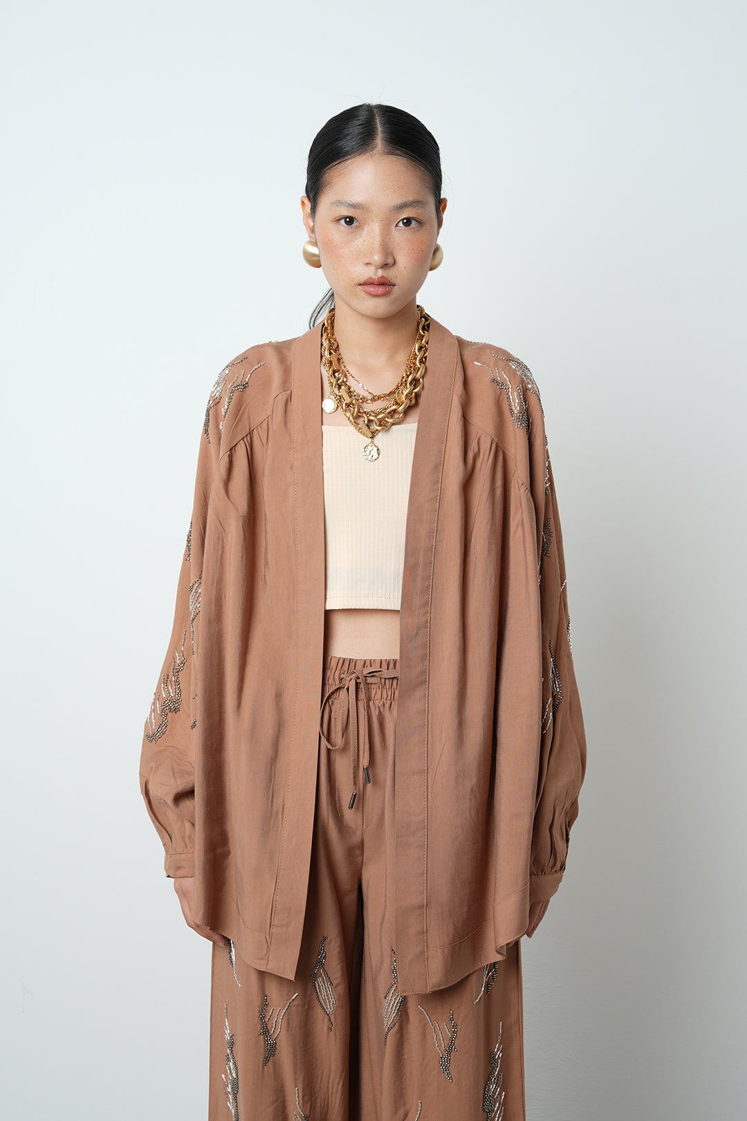 Arkası ve kolları taş işlemeli oversize kadın kimono – günlük ve tesettür giyime uygun, toptan satış için ideal ürün