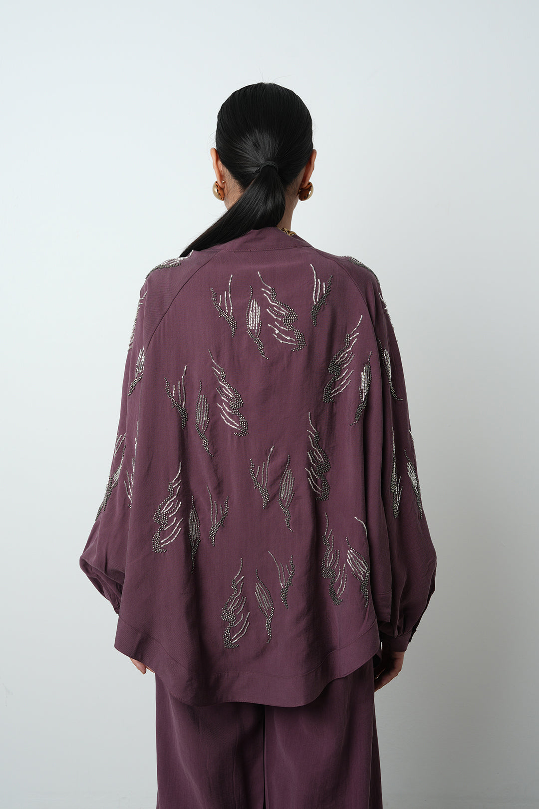 Arkası ve kolları taş işlemeli oversize kadın kimono – günlük ve tesettür giyime uygun, toptan satış için ideal ürün