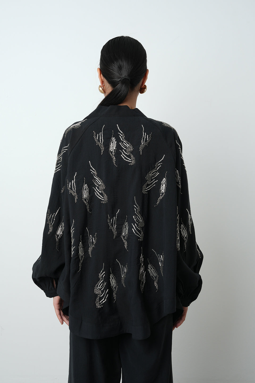 Arkası ve kolları taş işlemeli oversize kadın kimono – günlük ve tesettür giyime uygun, toptan satış için ideal ürün