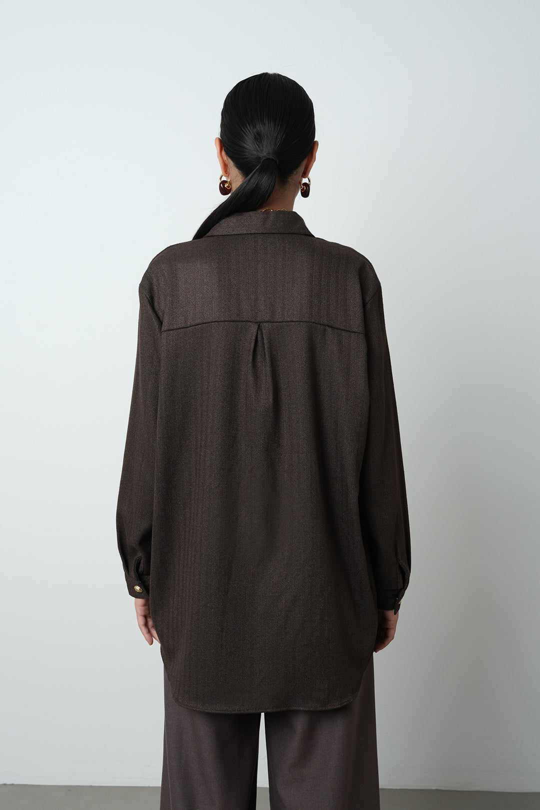 Altın düğmeli kahverengi oversize kadın gömlek, toptan satış