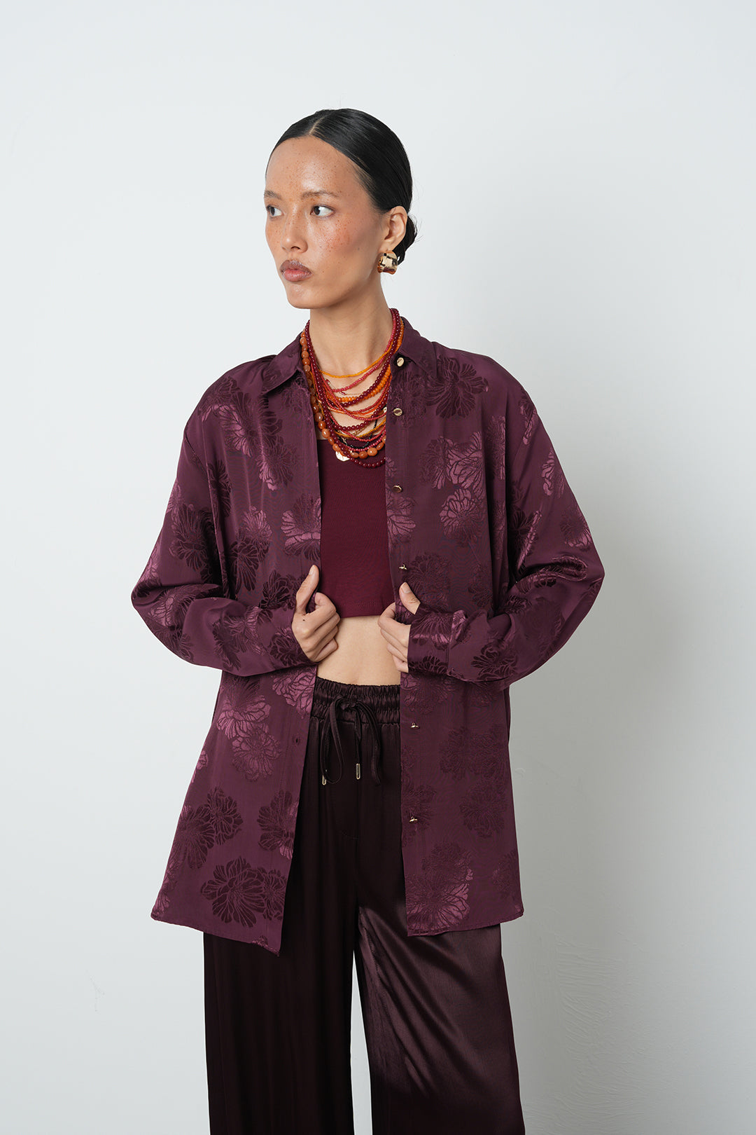 Bordo jakarlı oversize kadın gömlek, viskon-rayon karışımlı kumaş