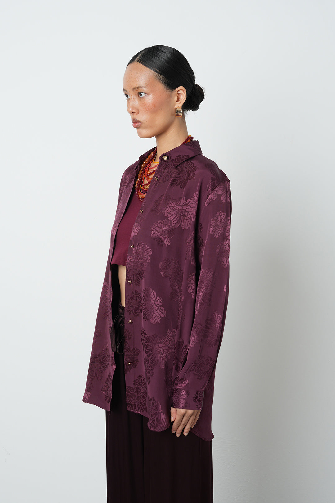 Bordo jakarlı oversize kadın gömlek, viskon-rayon karışımlı kumaş
