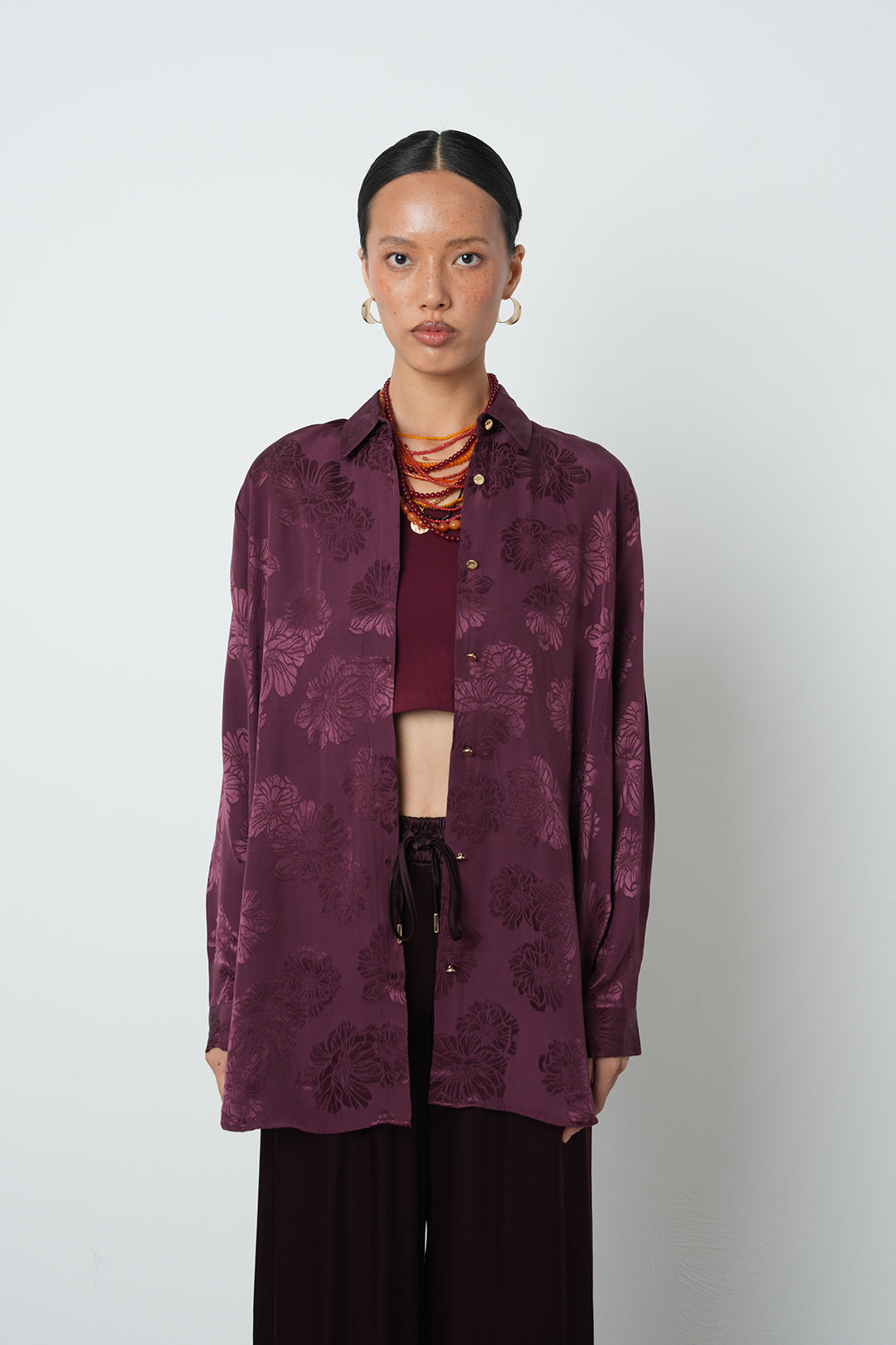 Bordo jakarlı oversize kadın gömlek, viskon-rayon karışımlı kumaş