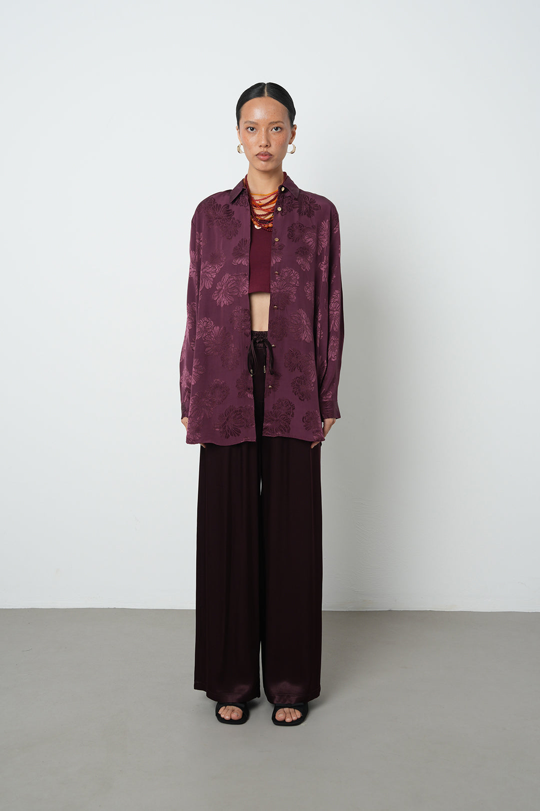 Bordo jakarlı oversize kadın gömlek, viskon-rayon karışımlı kumaş