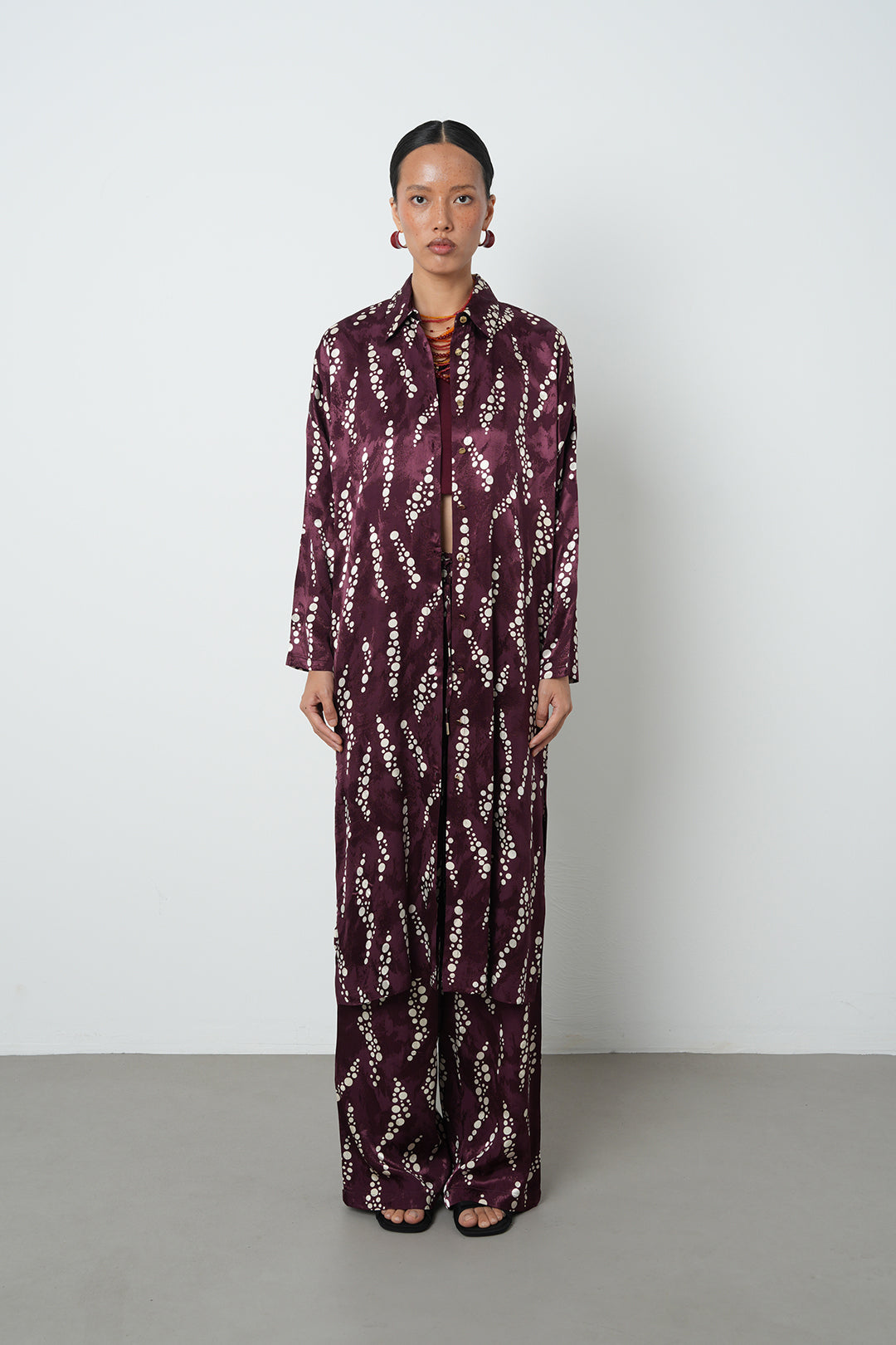 Toptan bordo beyaz nokta desenli saten tunik - uzun kollu, modern kesim
