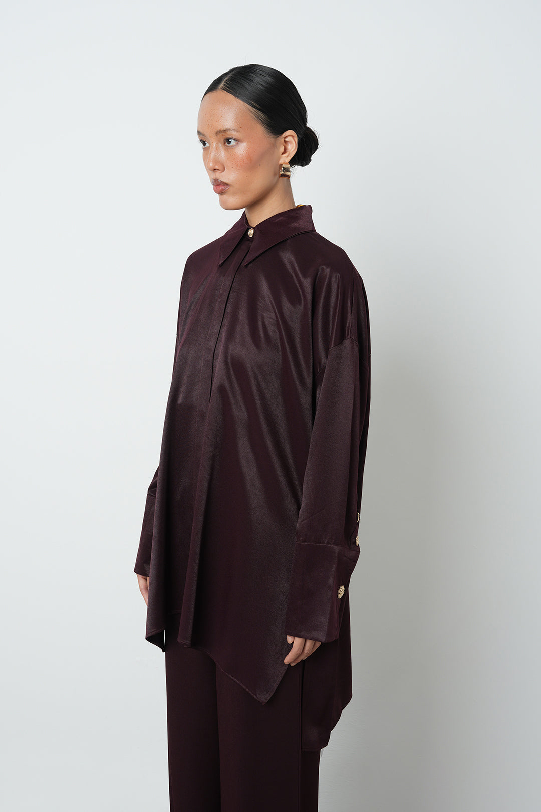 Toptan bordo uzun tesettür gömlek, oversize kesim, düğme detaylı