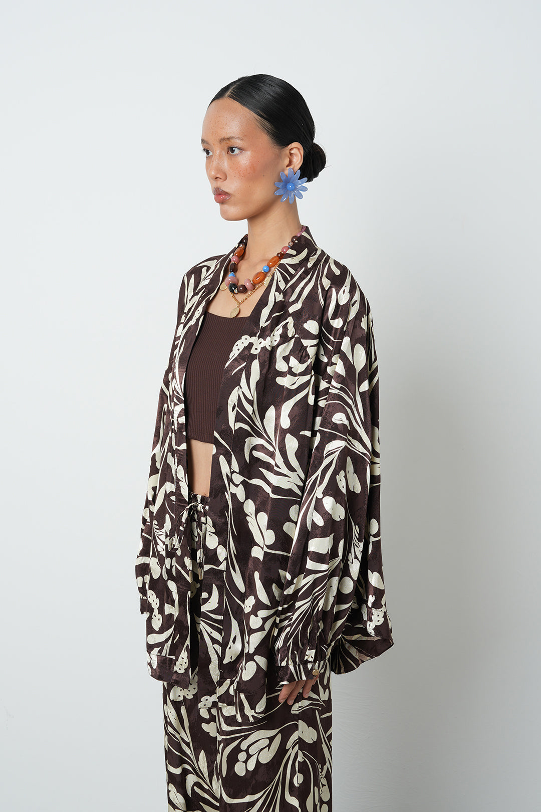 Çiçek desenli kahverengi jakarlı kadın kimono – toptan oversize model