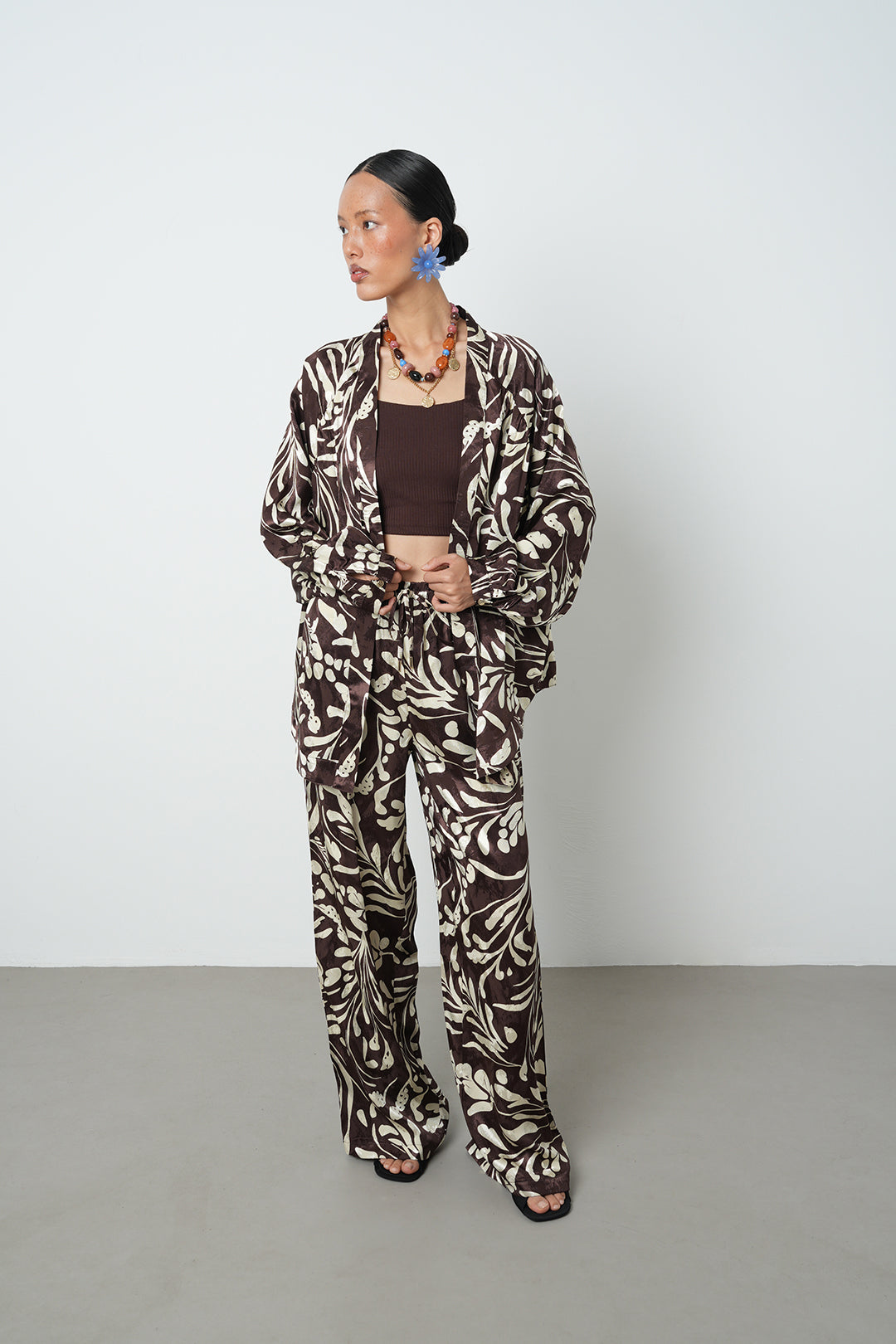 Çiçek desenli kahverengi jakarlı kadın kimono – toptan oversize model