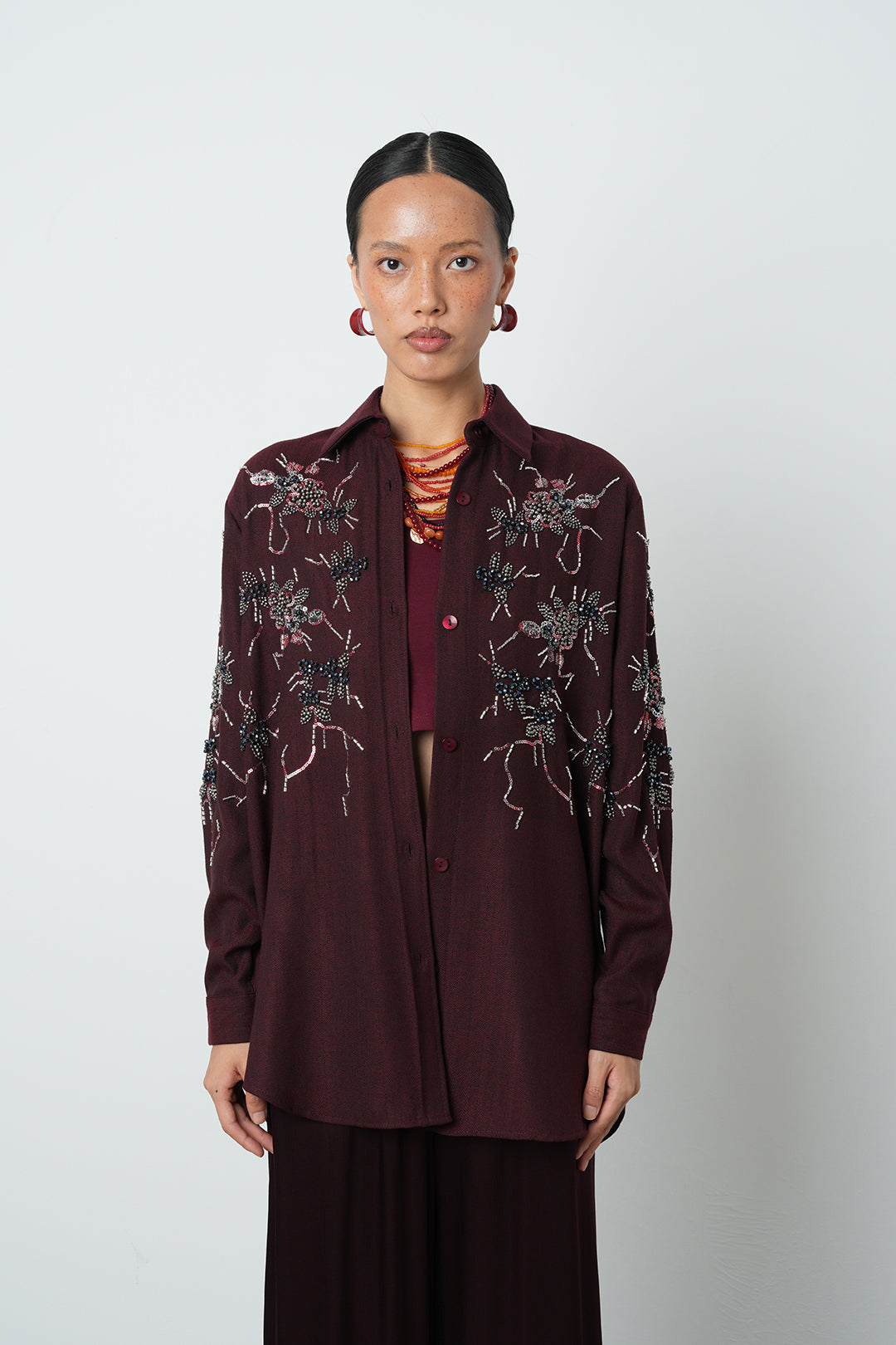Toptan satış bordo boncuk işlemeli kadın oversize gömlek – şık ve modern tasarım