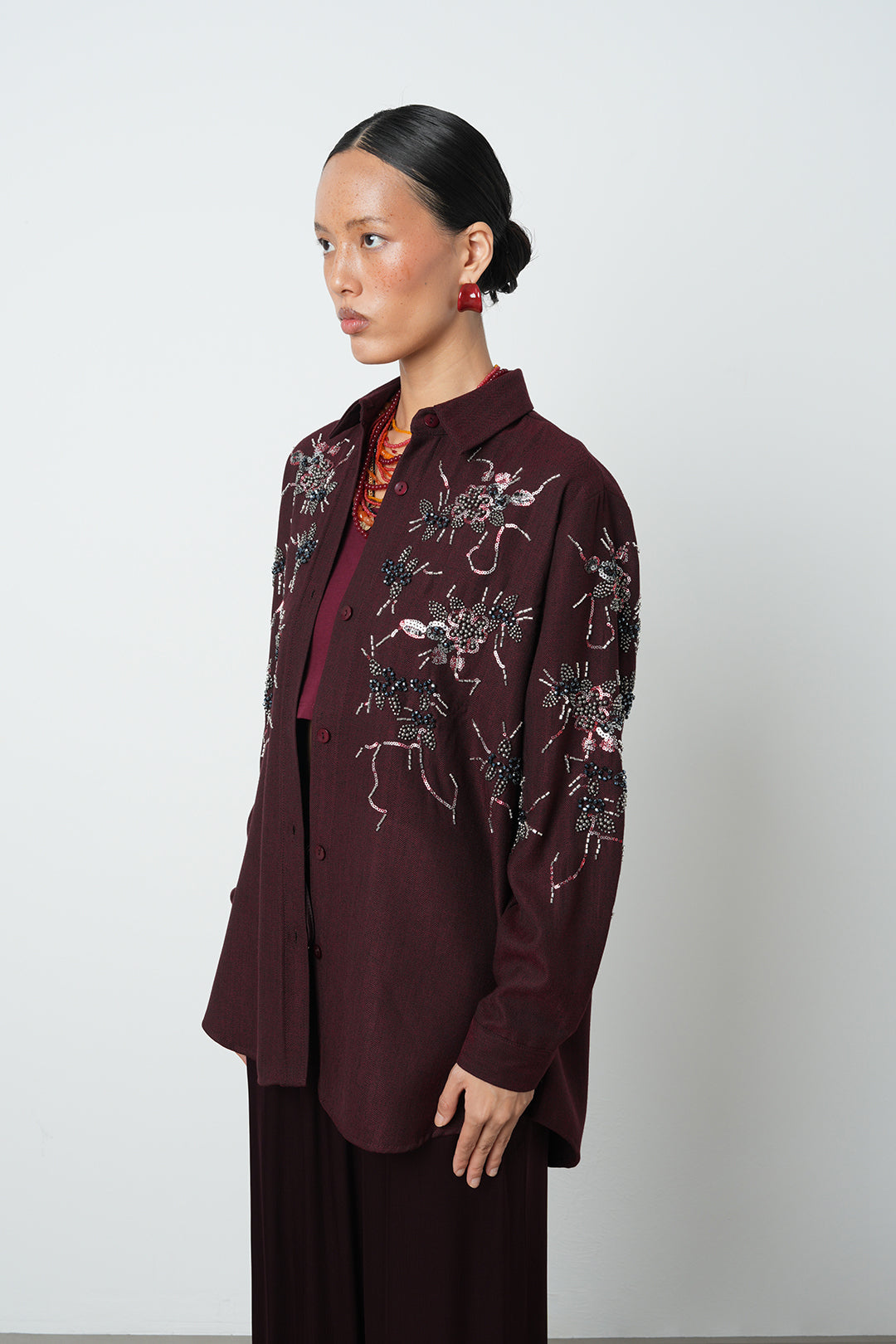 Toptan satış bordo boncuk işlemeli kadın oversize gömlek – şık ve modern tasarım