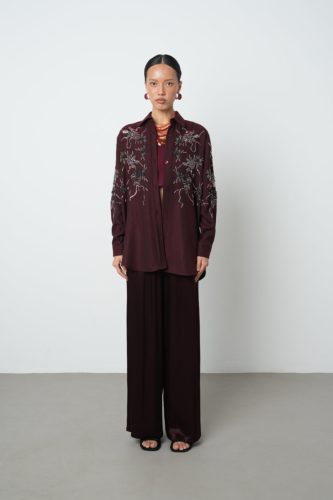Toptan satış bordo boncuk işlemeli kadın oversize gömlek – şık ve modern tasarım