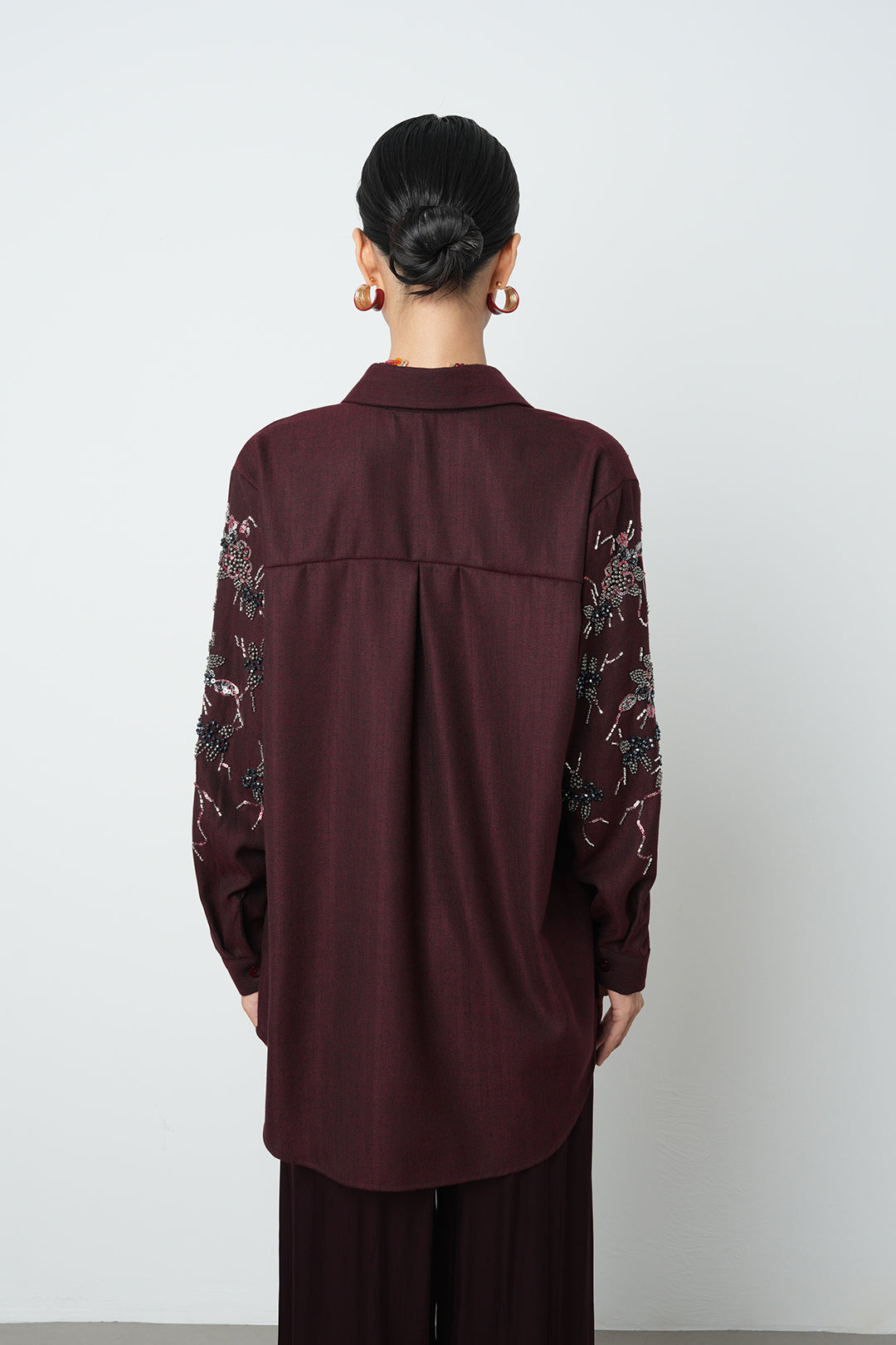 Toptan satış bordo boncuk işlemeli kadın oversize gömlek – şık ve modern tasarım