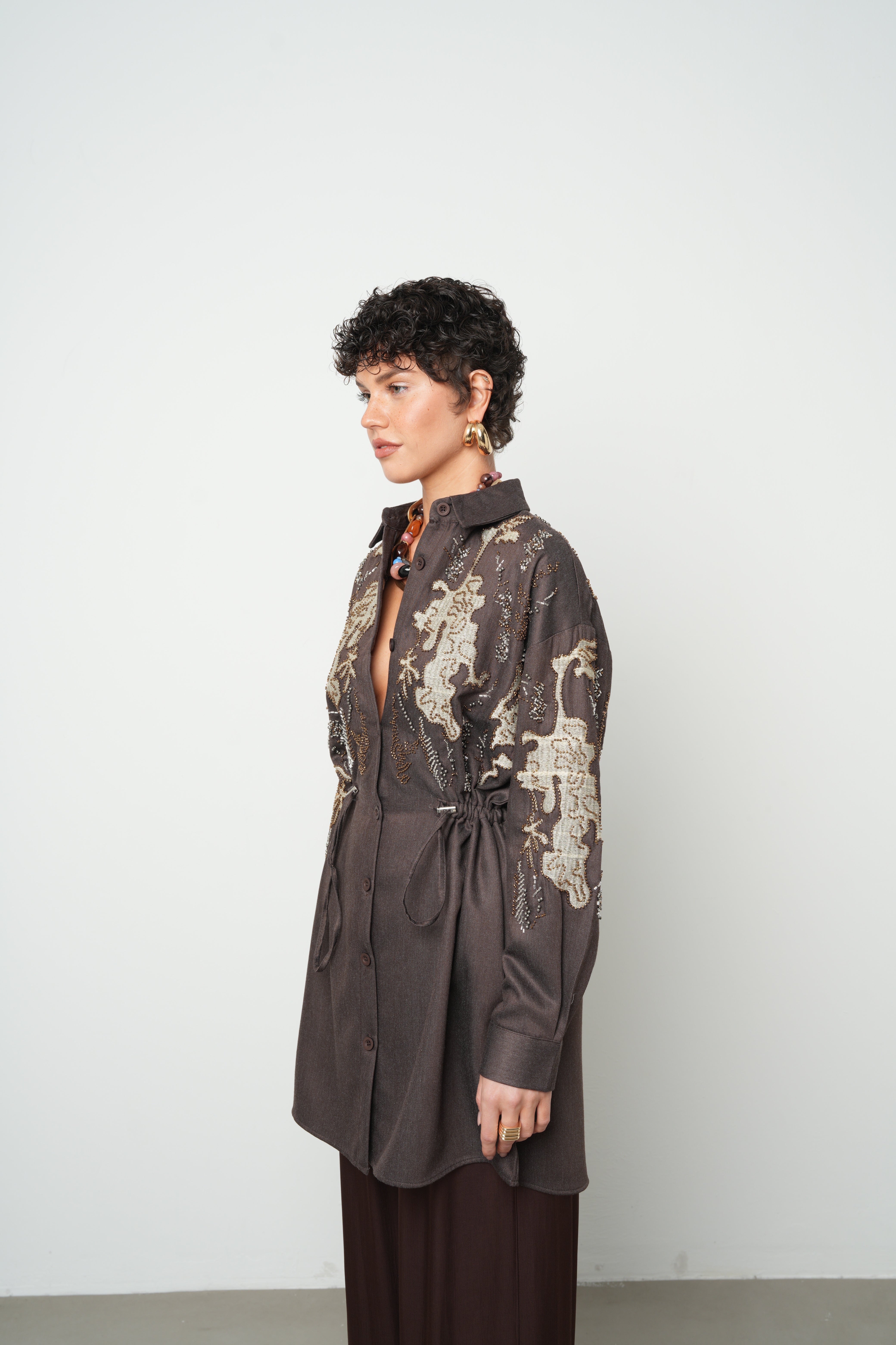 Belden ipli, nakış ve boncuk işlemeli kahverengi kadın ceket – toptan satış modeli