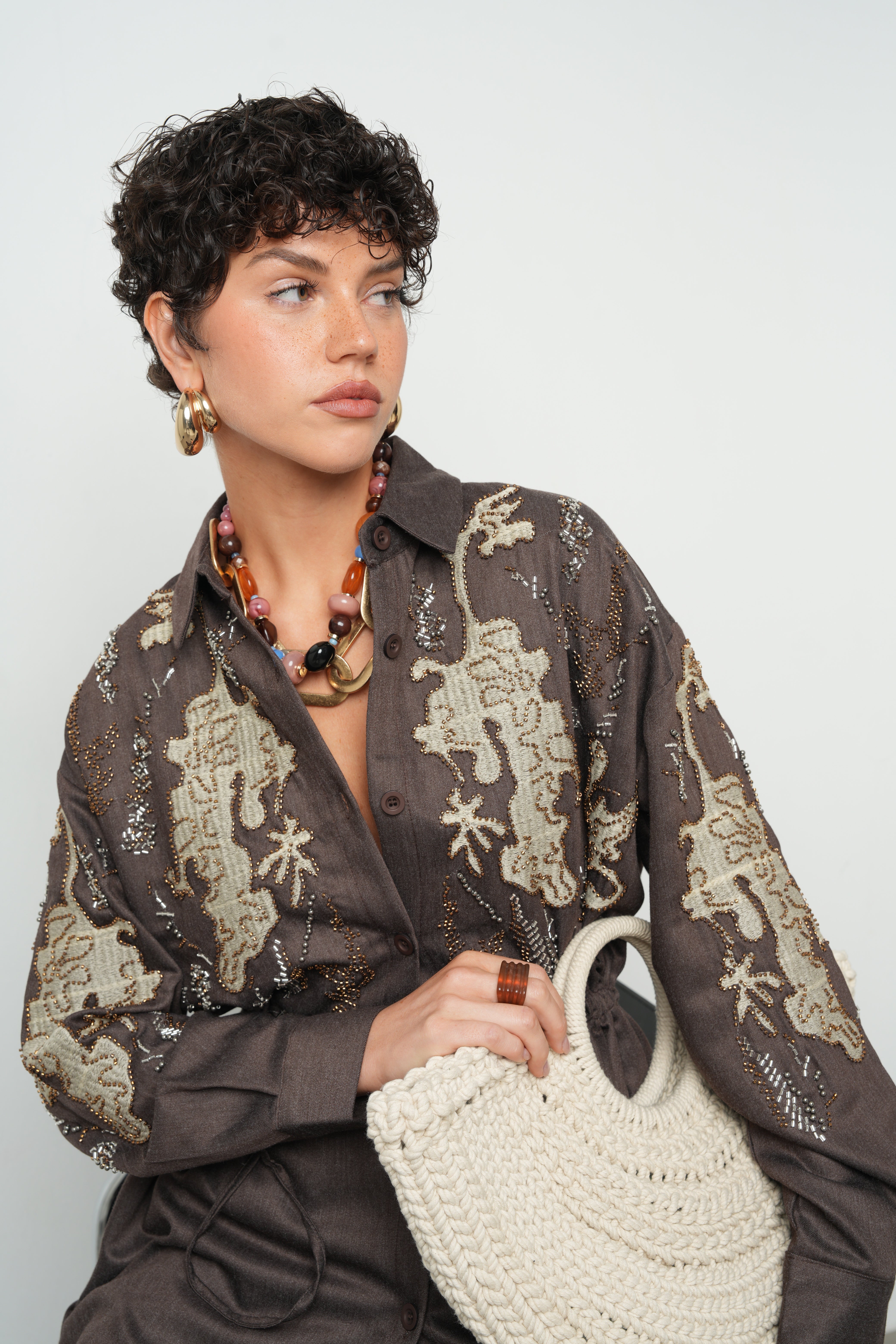 Belden ipli, nakış ve boncuk işlemeli kahverengi kadın ceket – toptan satış modeli