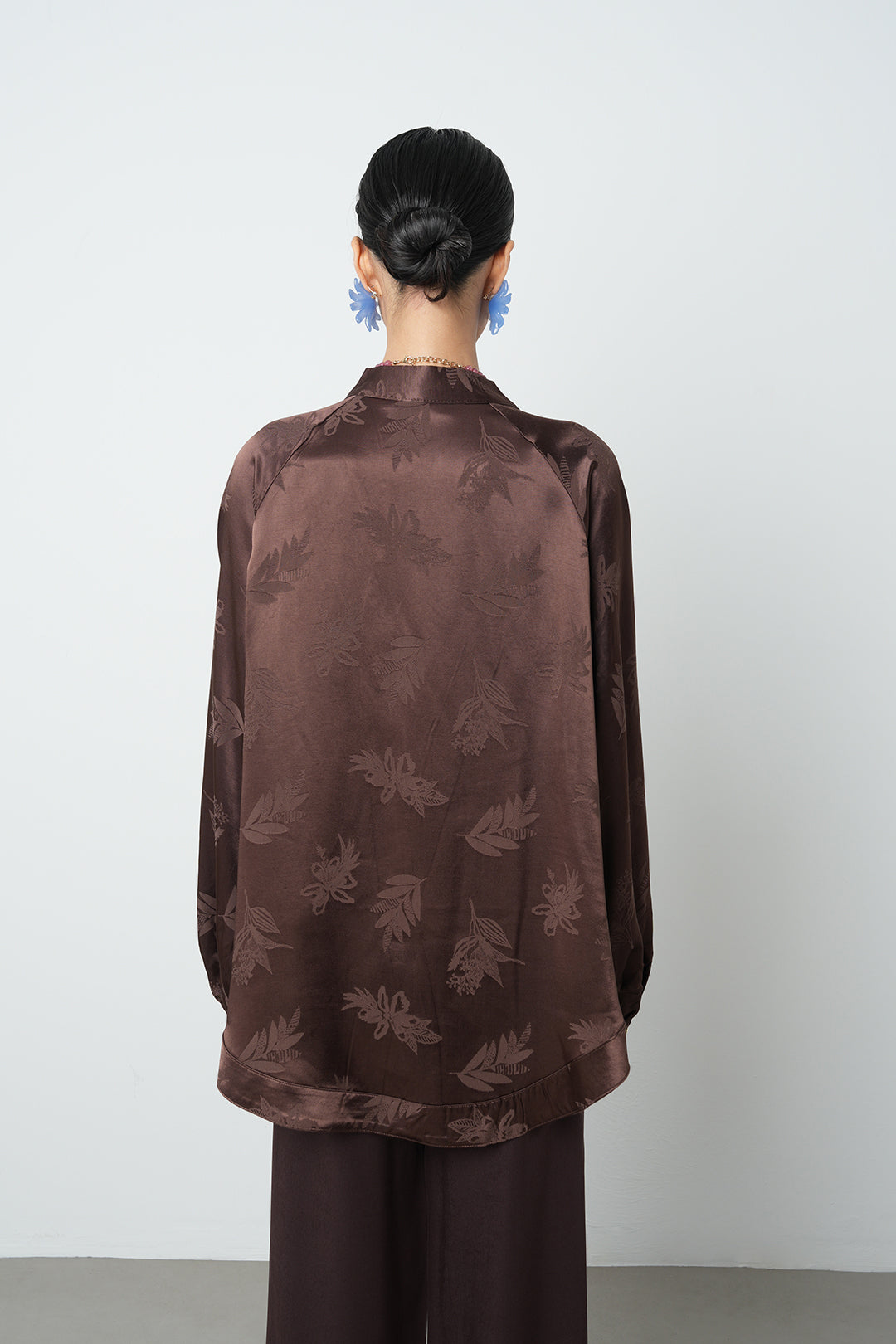 Çiçek desenli kahverengi oversize kadın kimono, toptan satış
