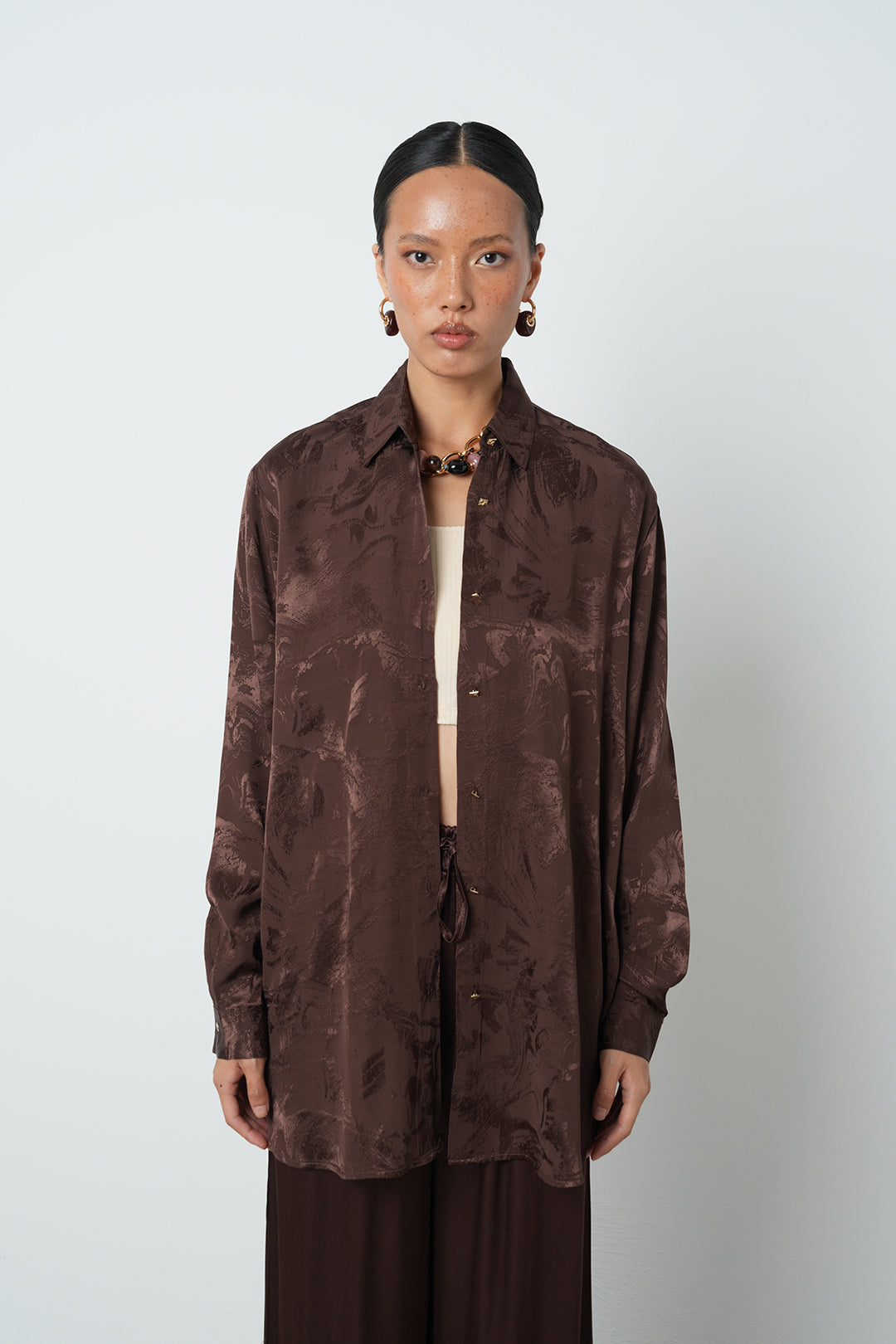 Toptan kahverengi jakarlı oversize kadın gömlek, viskon-rayon karışımlı