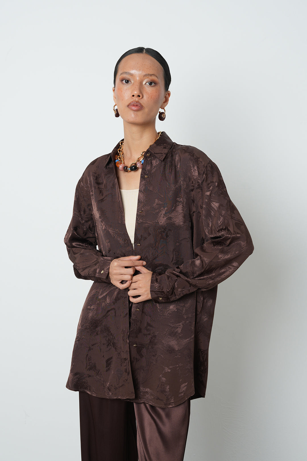 Toptan kahverengi jakarlı oversize kadın gömlek, viskon-rayon karışımlı
