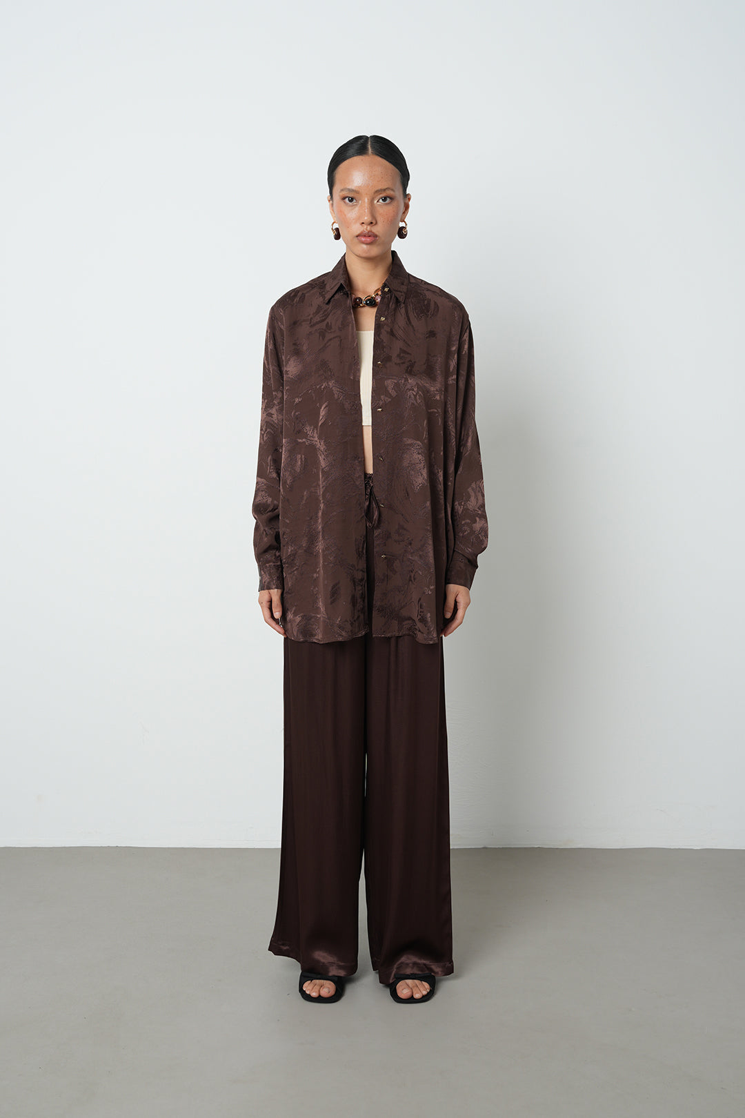 Toptan kahverengi jakarlı oversize kadın gömlek, viskon-rayon karışımlı